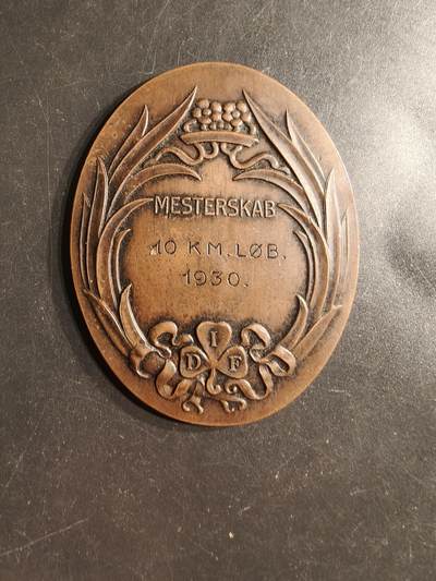 老王徽章第160期 - 丹麦1930年10公里越野跑圆形大铜章     尺存入70×56mm.   重量48g