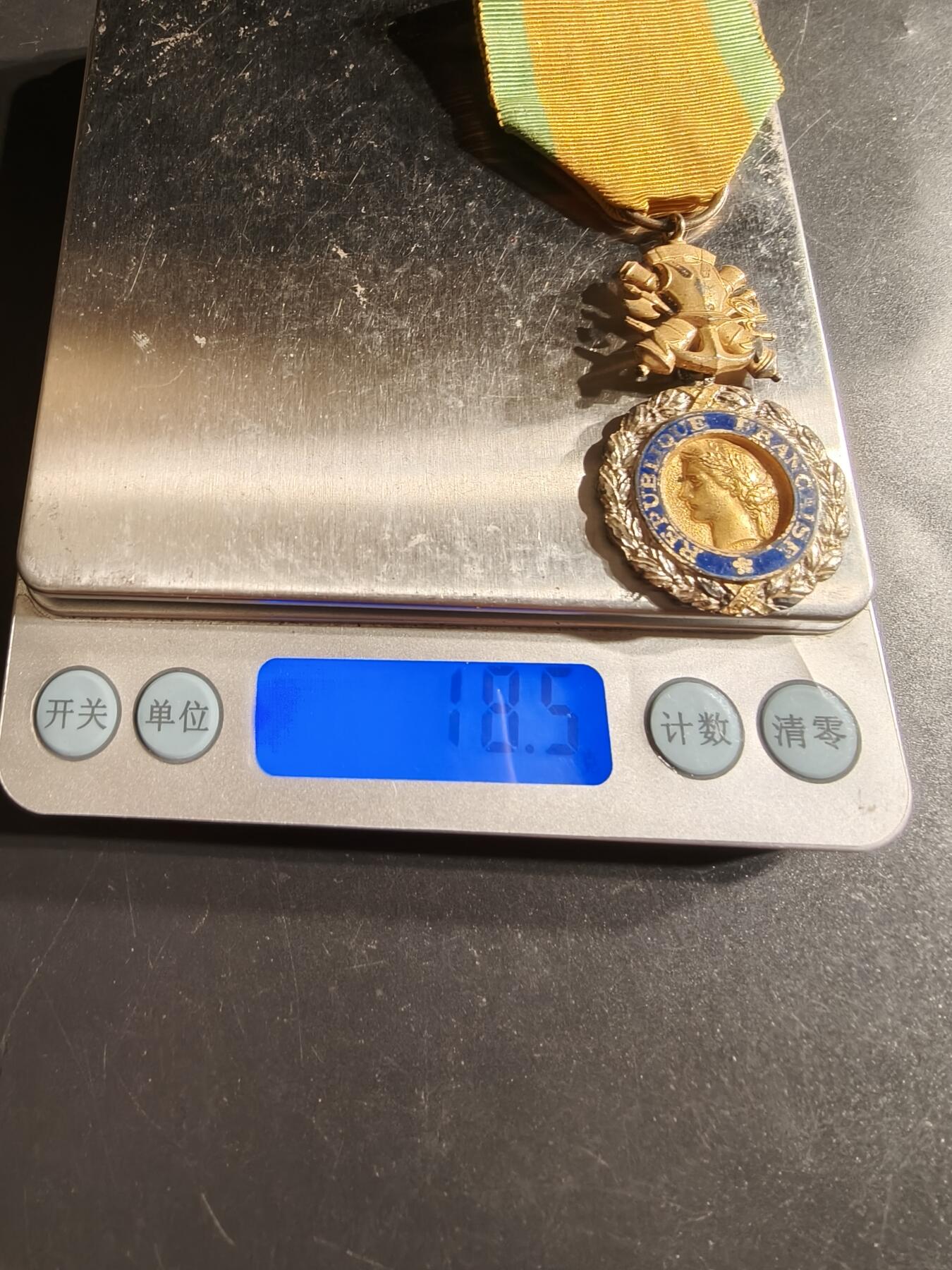 老王徽章第160期 法国军事奖章    五共早期950银镀金珐琅      18.5g