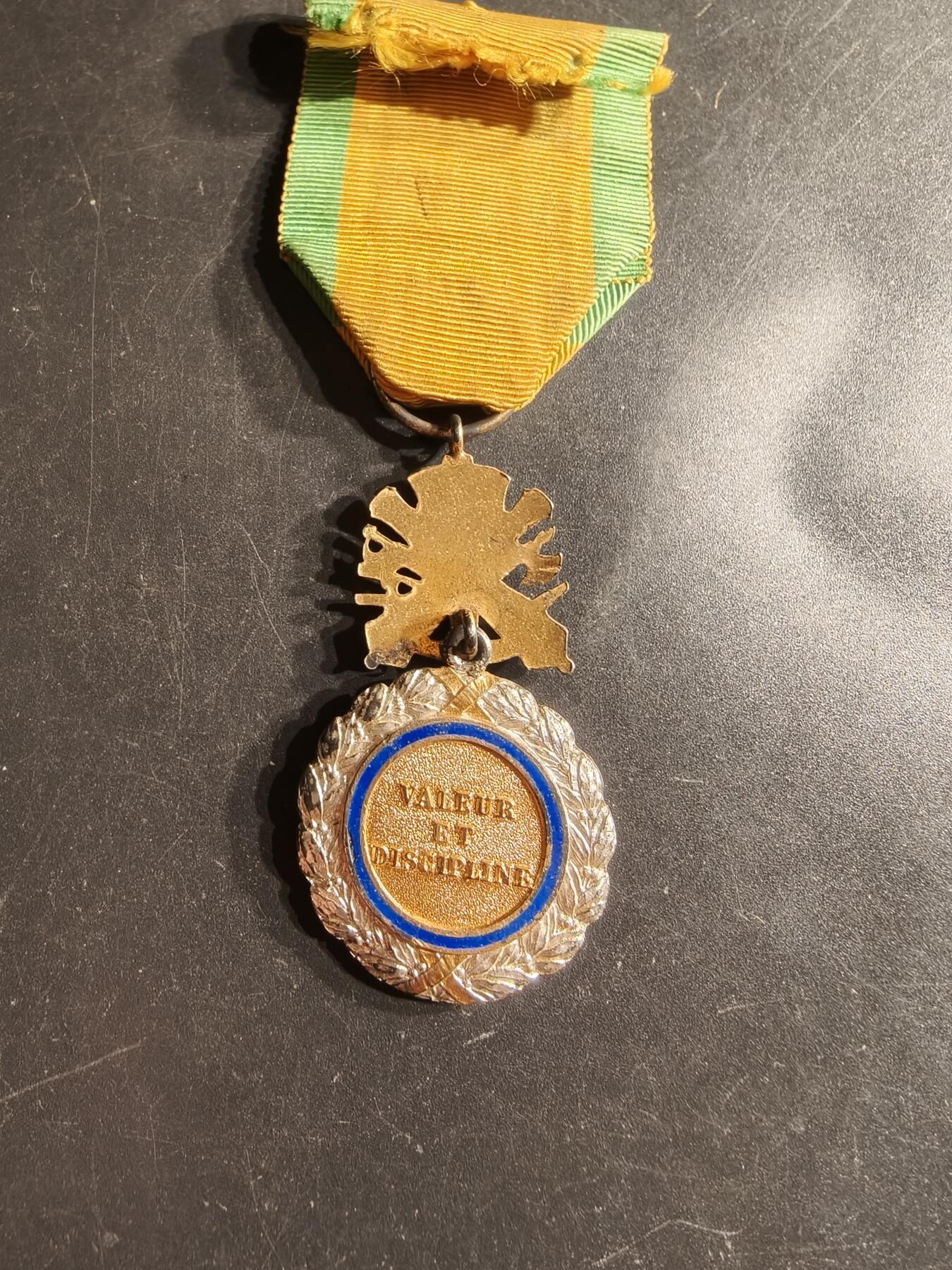 老王徽章第160期 法国军事奖章    五共早期950银镀金珐琅      18.5g