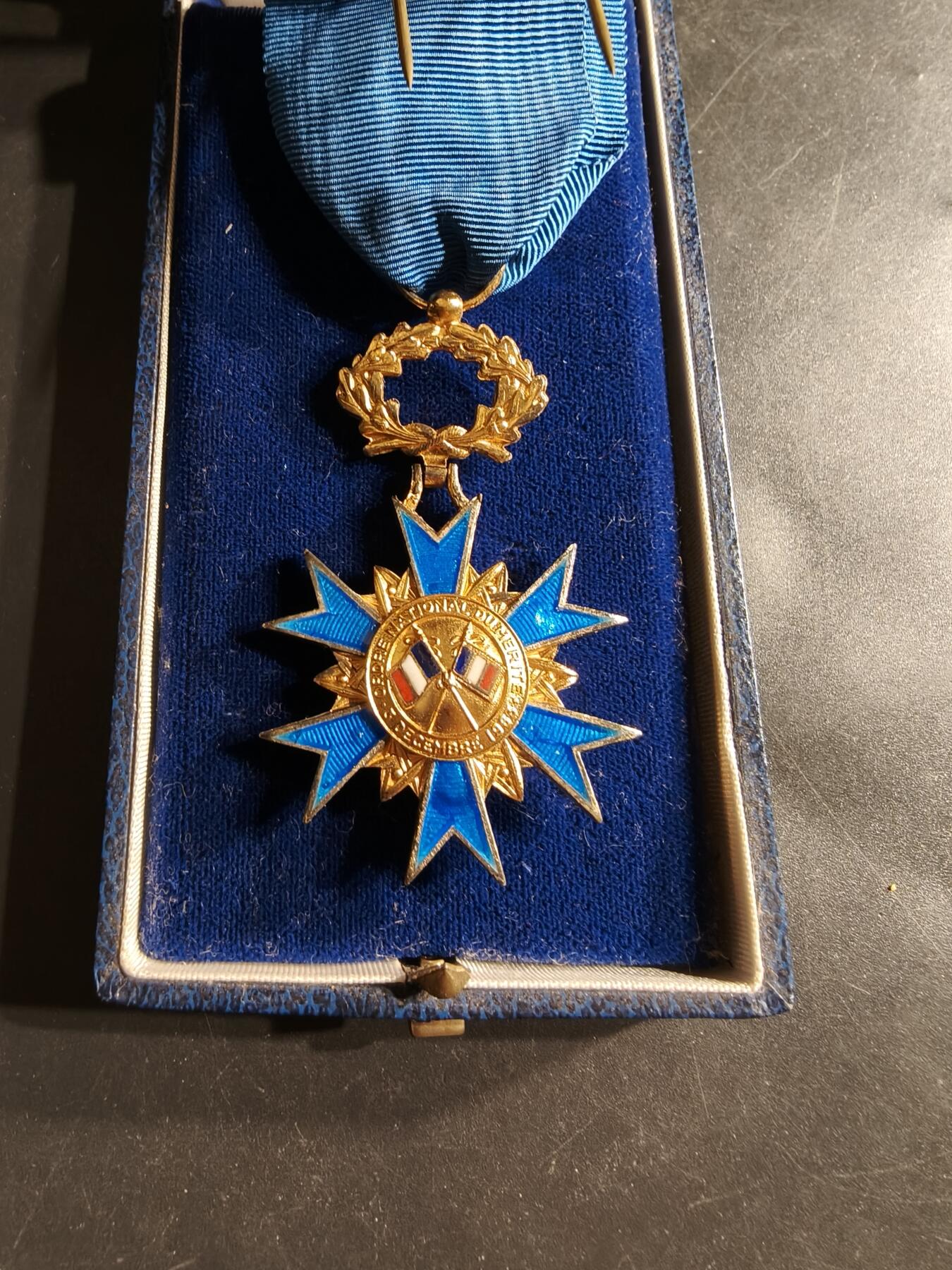 老王徽章第160期 法国军官级国家功勋勋章    925银镀金珐琅     原盒