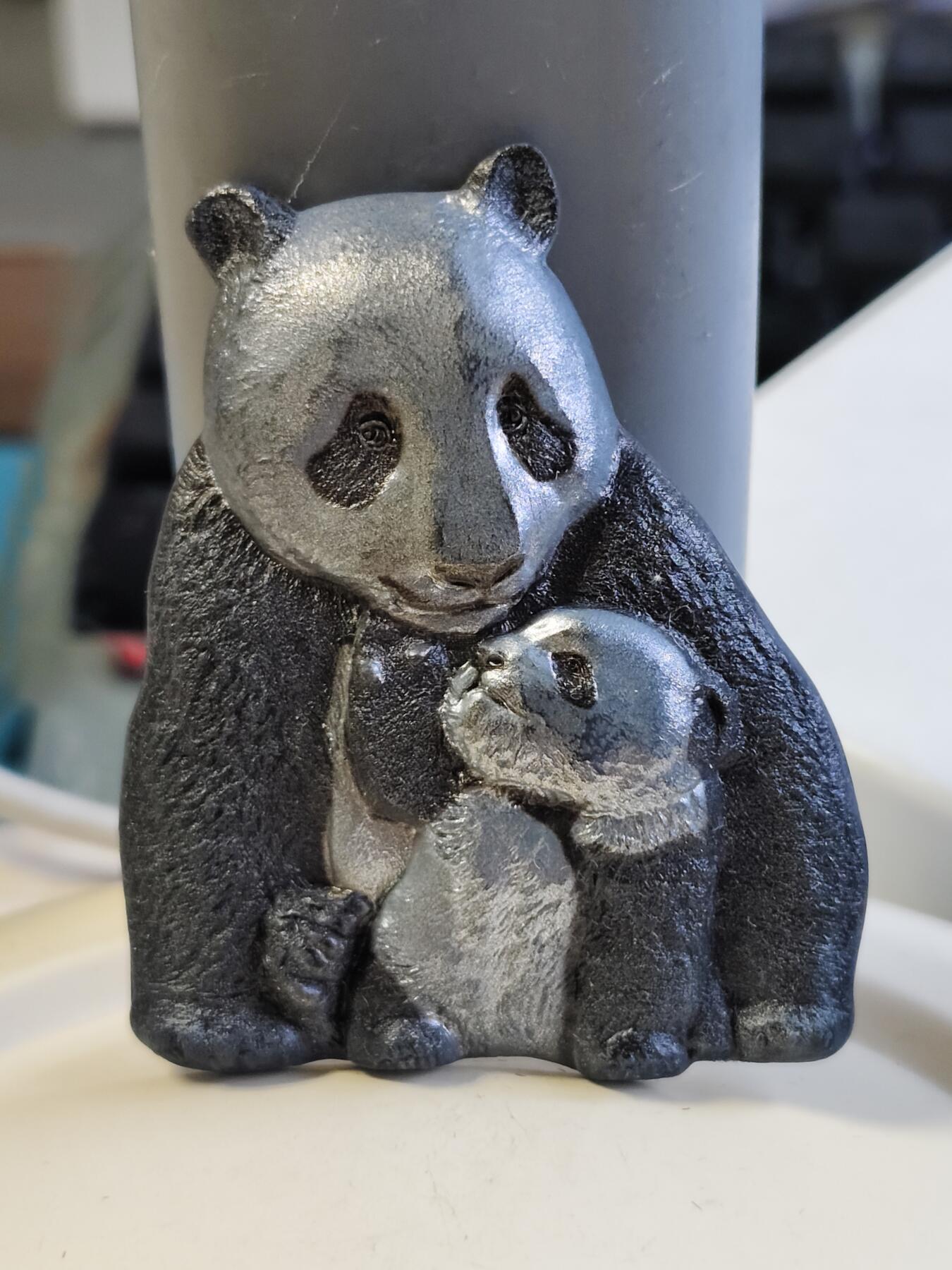 第180期拍卖【长期征集拍品】【北京币展专场】 库克2017年幸运母子大熊猫仿古异形纪念银币，999银，88克，发行888枚