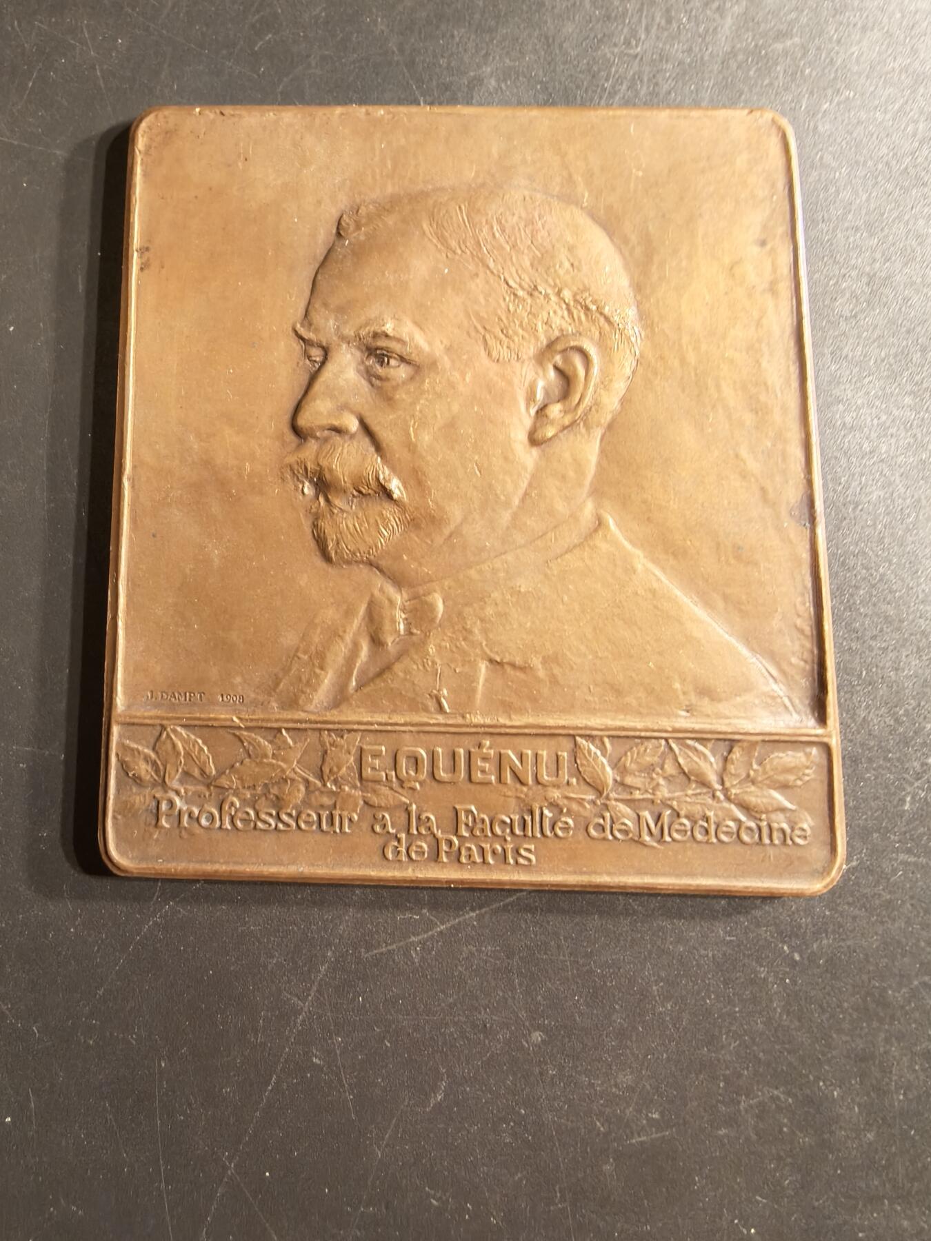 老王徽章第160期 法国巴黎医学院教授保罗•克努方形大铜章     尺寸78×68mm.    重量178.5g