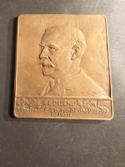 老王徽章第160期 - 法国巴黎医学院教授保罗•克努方形大铜章     尺寸78×68mm.    重量178.5g