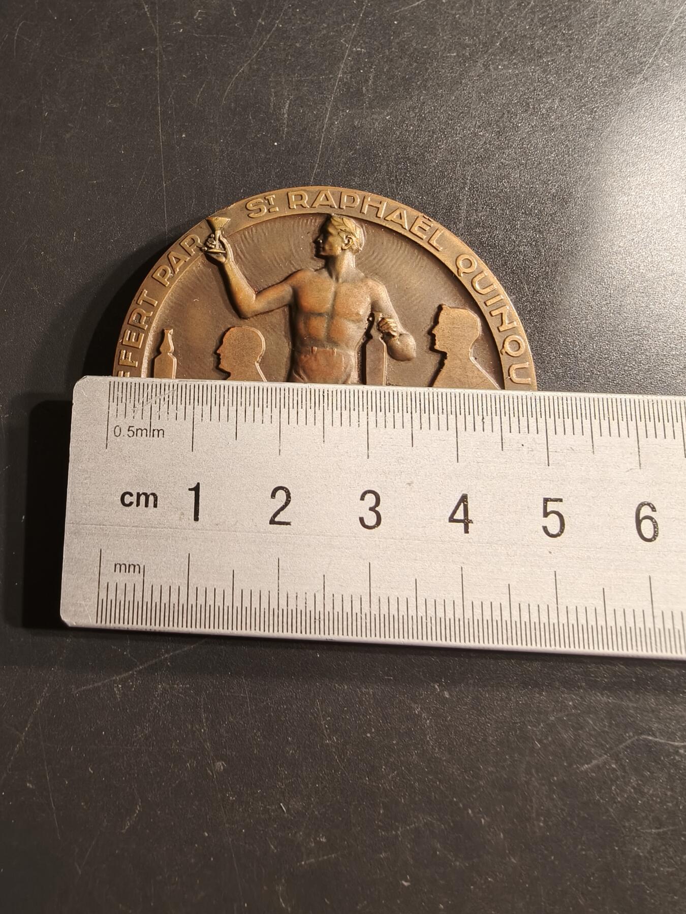 老王徽章第160期  法国圣·拉斐尔·奎尼娜酒业大铜章     直径50mm.    重量56.8g