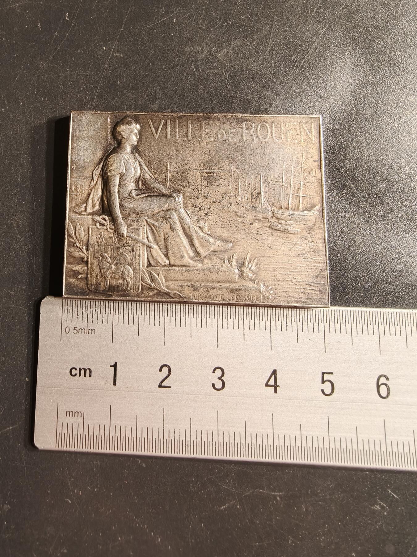 老王徽章第160期 法国鲁昂市方形镀银大铜章     带盒子     尺寸48×35mm.    重量53.6g