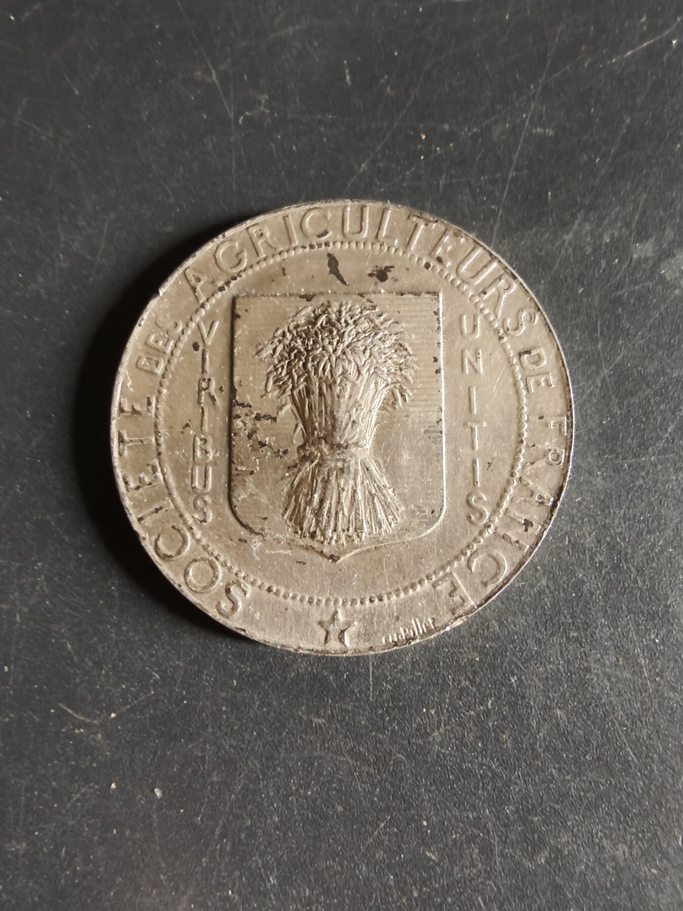 老王徽章第160期  法国农业协会大银章    带盒子     直径38mm.   重量28.7g.    950银