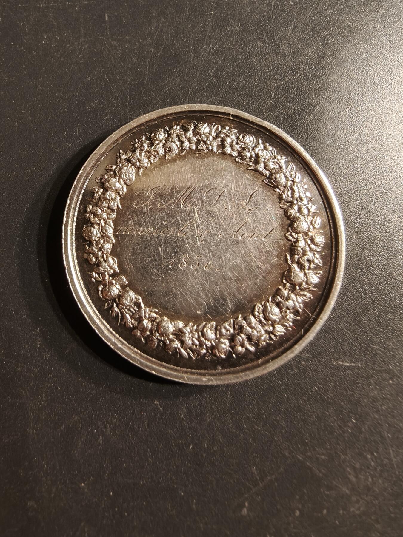 老王徽章第160期 法国婚礼纪念章    原盒     950手指银标    1850年   带背铭    直径34mm.   重量16.4g