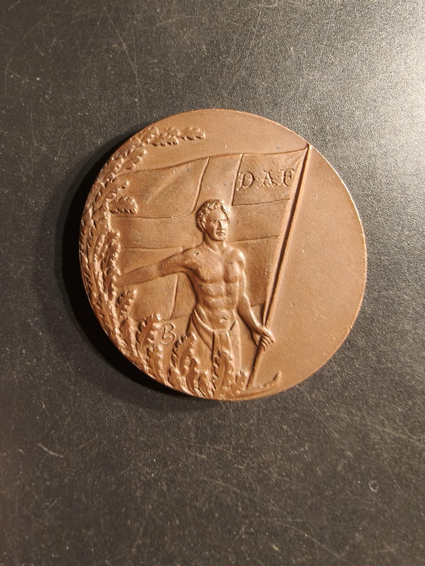 老王徽章第160期 丹麦1929年长跑竞赛大铜章     直径39mm.   重量23g