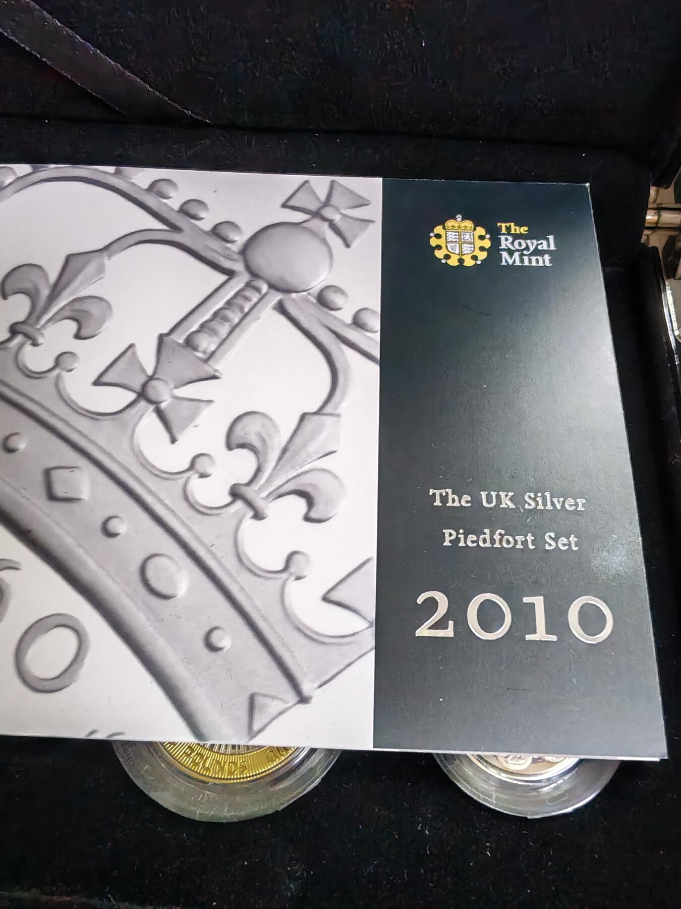 长老汇蛇年精选第六十九场拍卖 2010英国年度5枚精制加厚银币套币，盒证全，钢琴烤漆，2500套，当年出厂价299英镑，2024年同等套币已上涨到669英镑