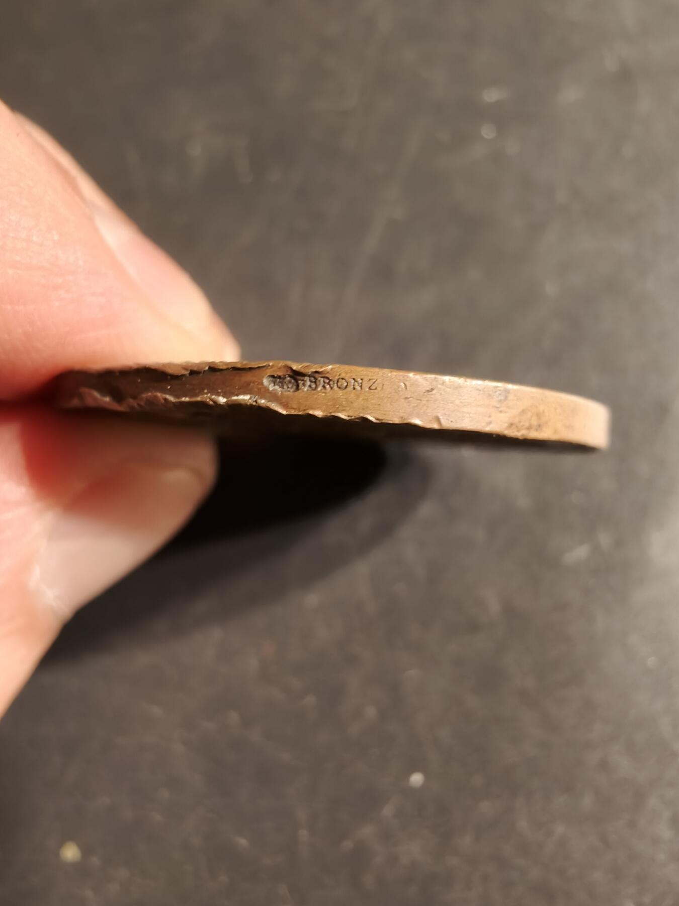 老王徽章第160期 法国里昂鸟类保护协会大铜章     直径36mm.   重量21.2g