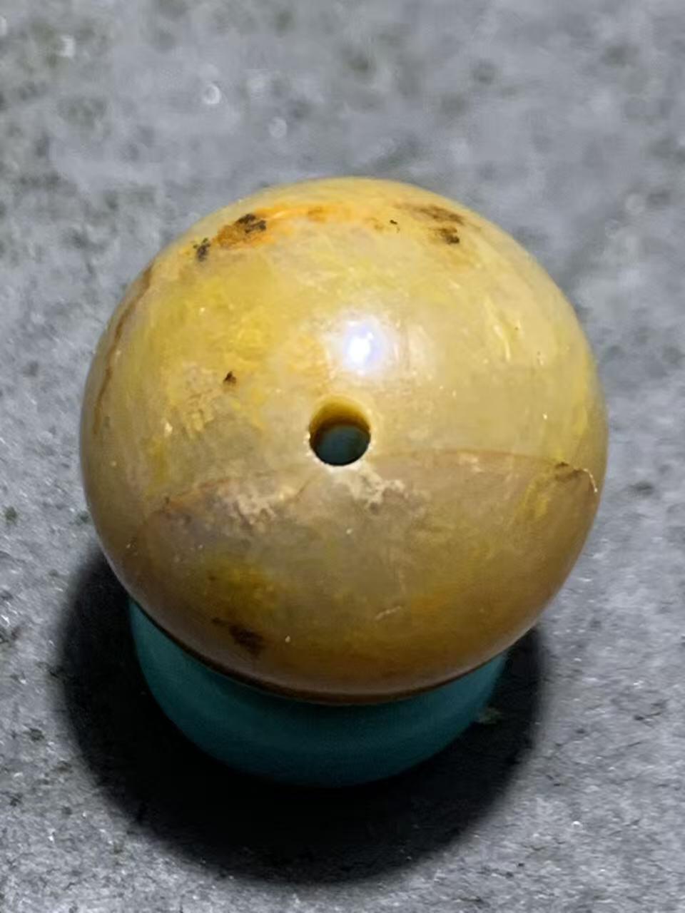 冻料草花纹战国红玛瑙通货随形圆珠一颗，