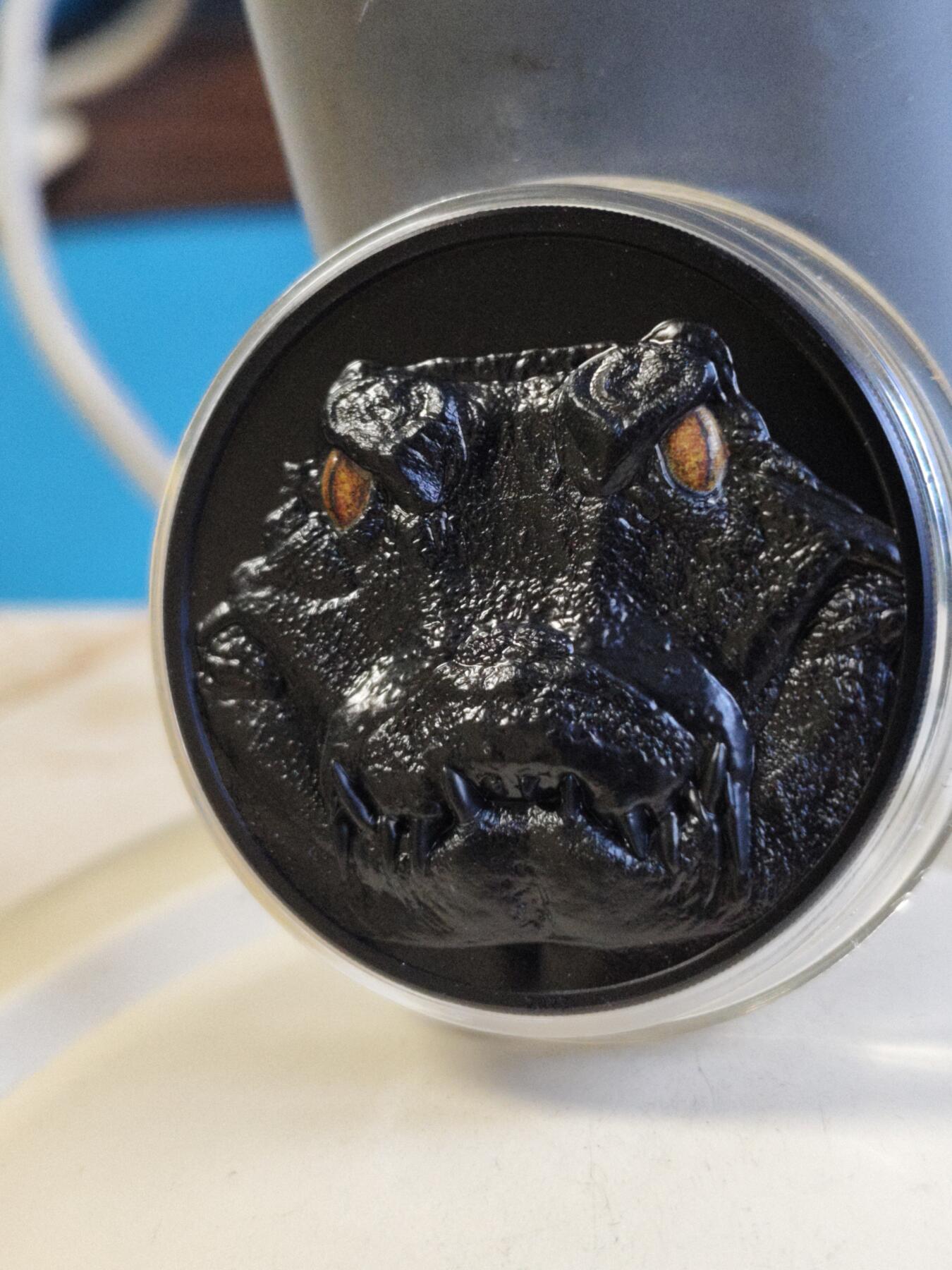 第180期拍卖【长期征集拍品】【北京币展专场】 帕劳2023年夜间猎人系列凯门鳄曜石黑2盎司彩银币，9999银，发行量888枚