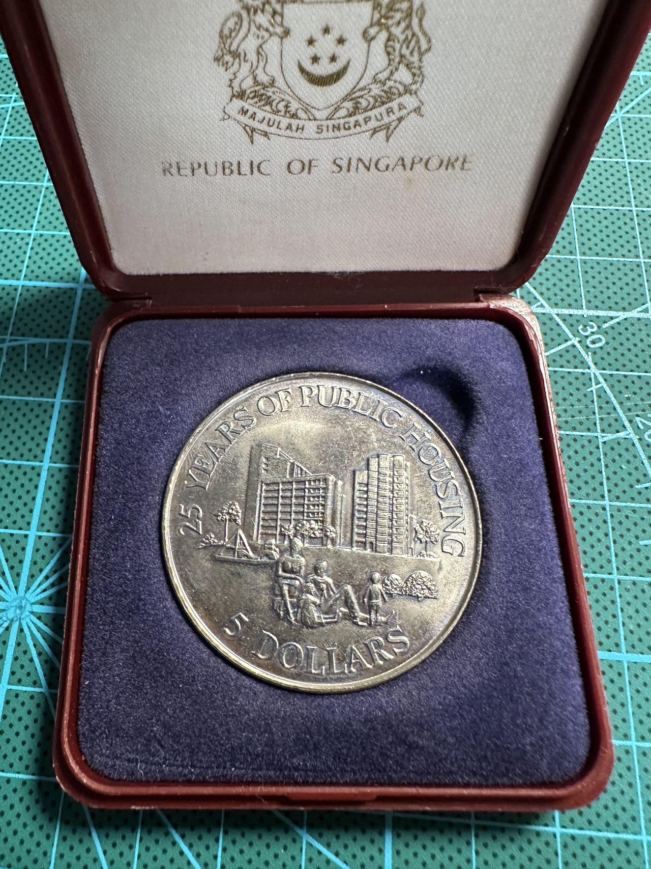 蒂克钱币-第54场 外国精品套币 银币专场 新加坡 1985年 5新元 公共住房25周年纪念币 
