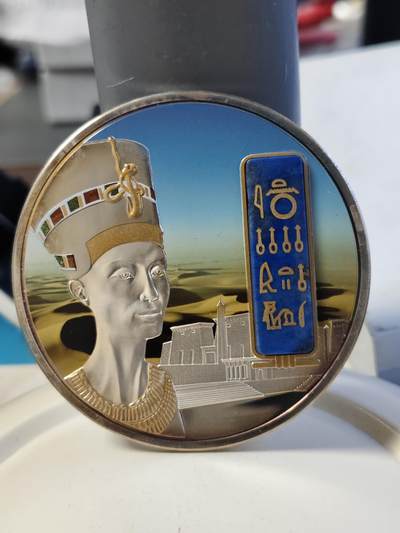 第180期拍卖【长期征集拍品】【北京币展专场】 - 斐济2012宝藏系列奈费尔提蒂王后镶青金石银币，2盎司，999银，发行2000枚