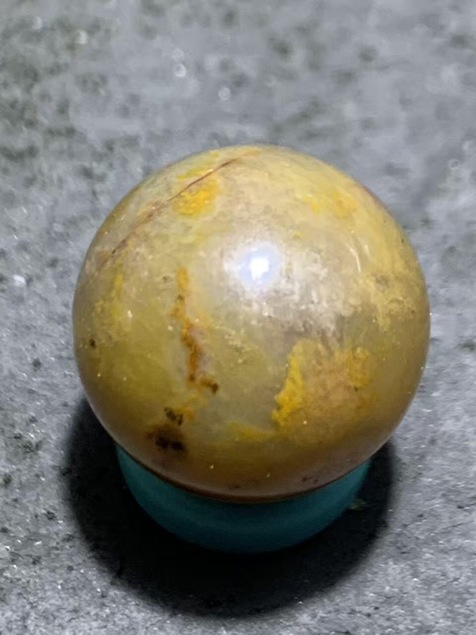 冻料草花纹战国红玛瑙通货随形圆珠一颗，