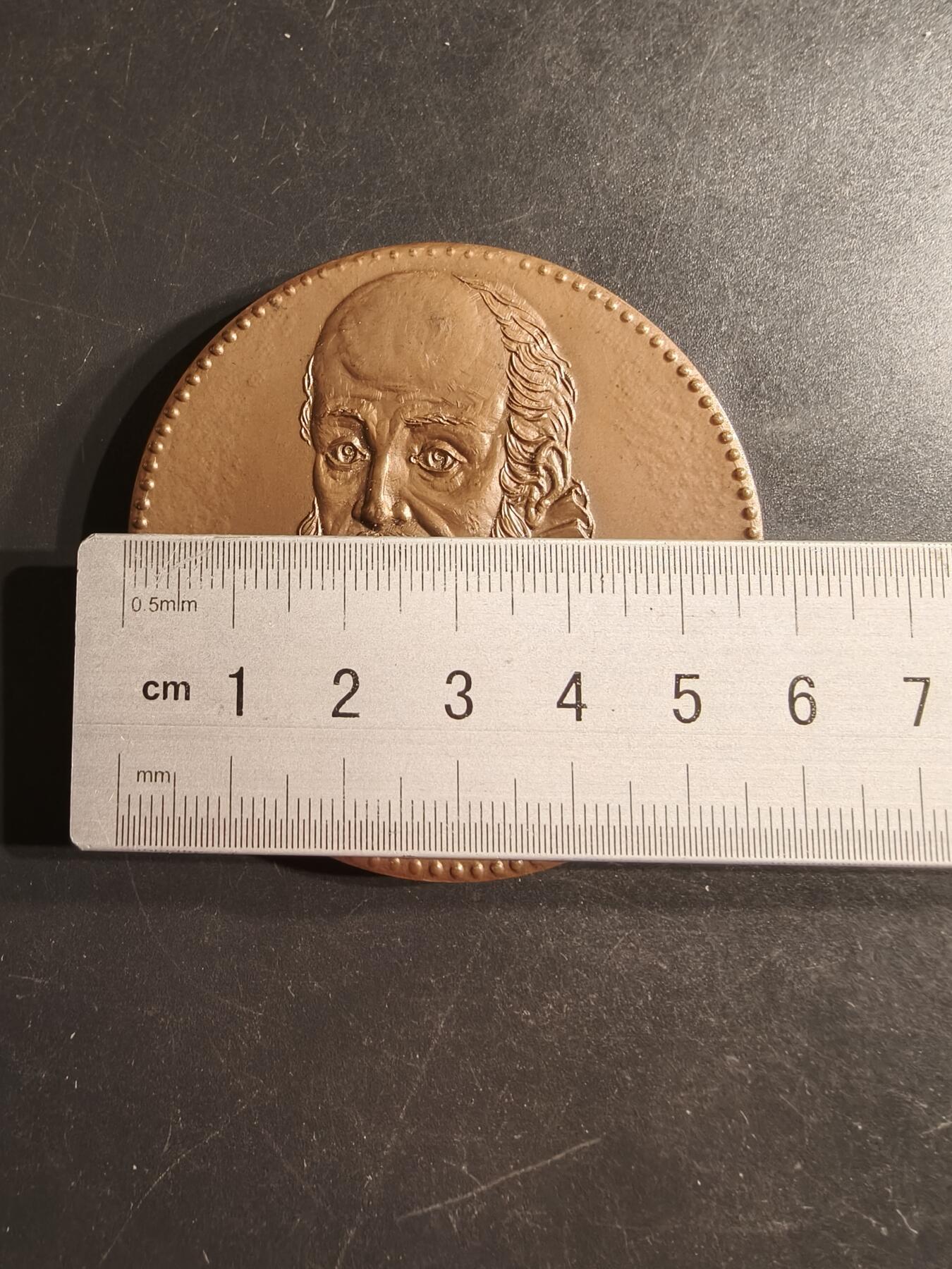 老王徽章第160期 法国存托银行大铜章     正面为达芬奇     直径56mm.    重量133.3g