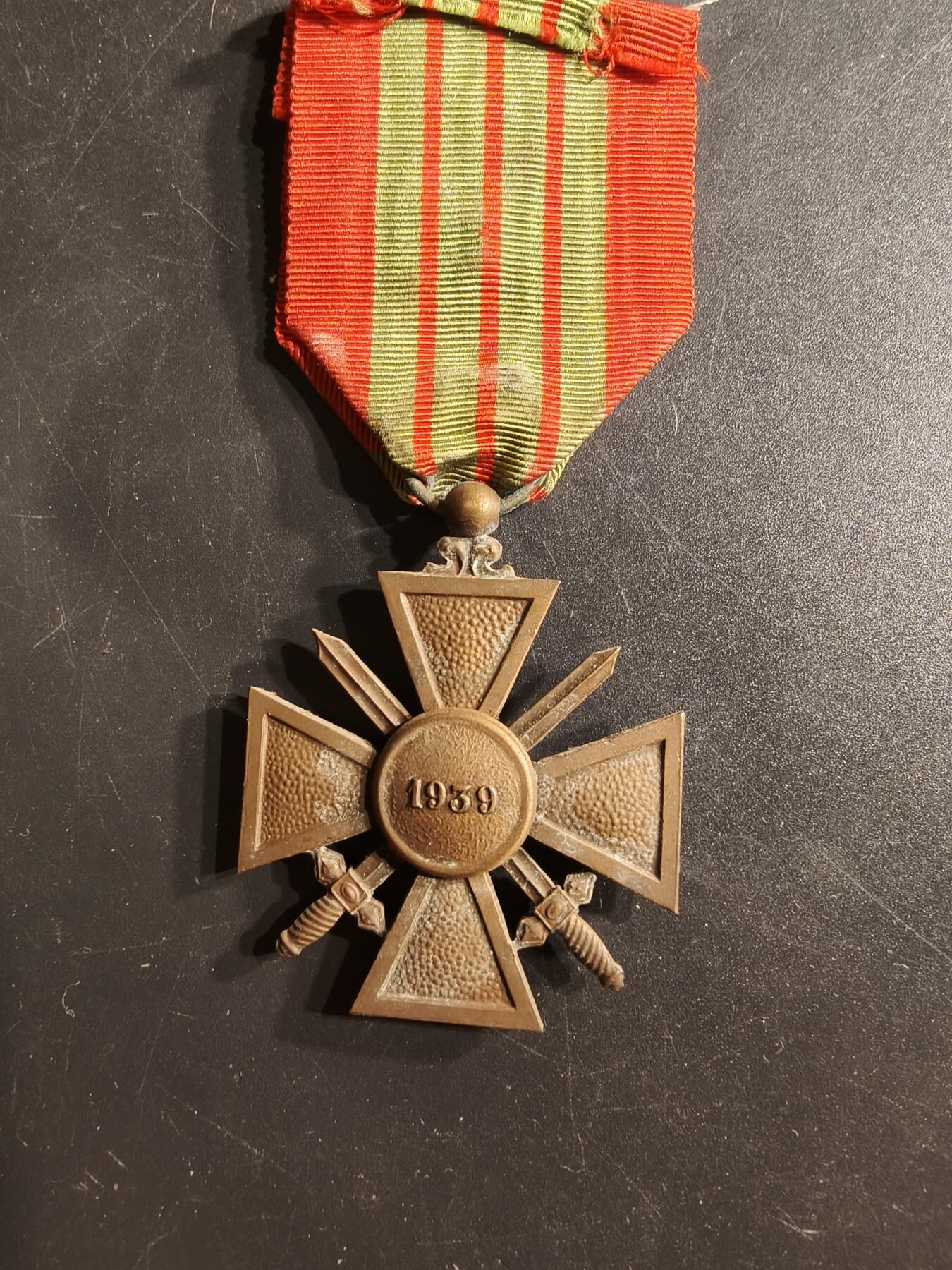 老王徽章第160期  法国1939版战争十字奖章    一颗铜星勋饰