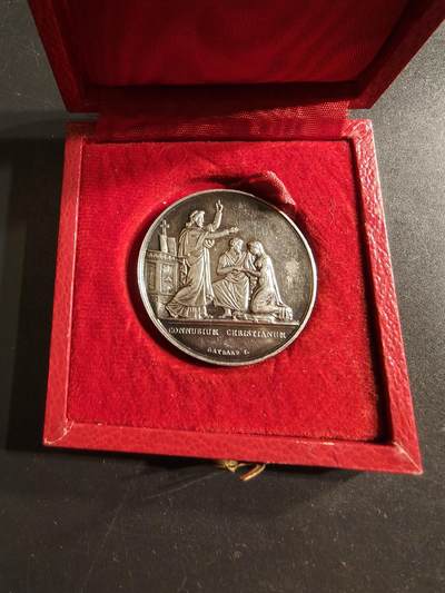 老王徽章第160期 - 法国婚礼纪念章    原盒     950手指银标    1850年   带背铭    直径34mm.   重量16.4g