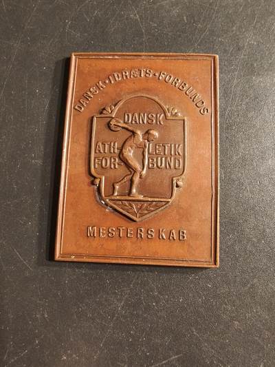 老王徽章第160期 - 丹麦田径联合会方形大铜章    尺寸51×36mm.    重量34.8g