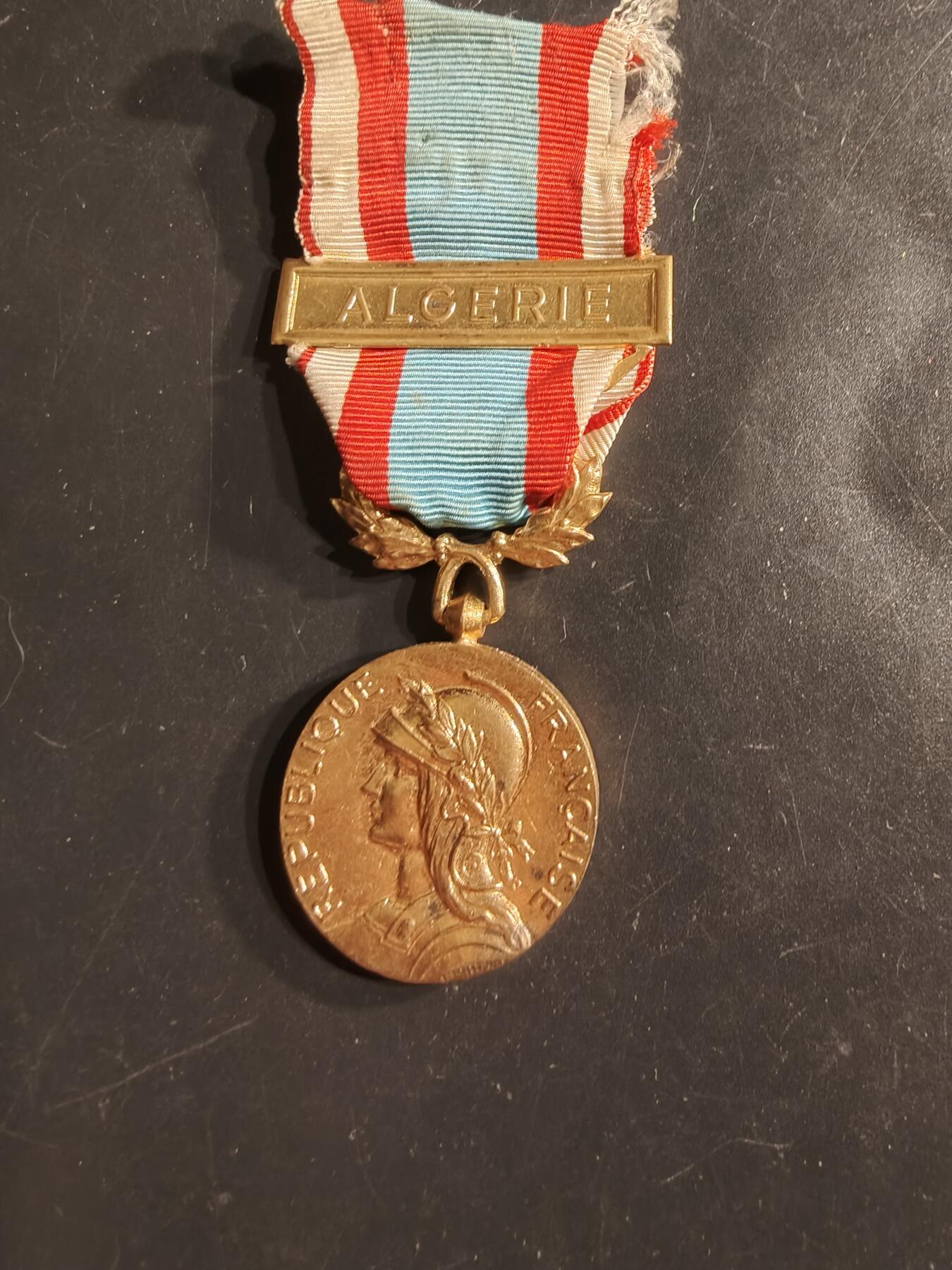 老王徽章第160期 法国北非安全行动奖章     阿尔及利亚勋条