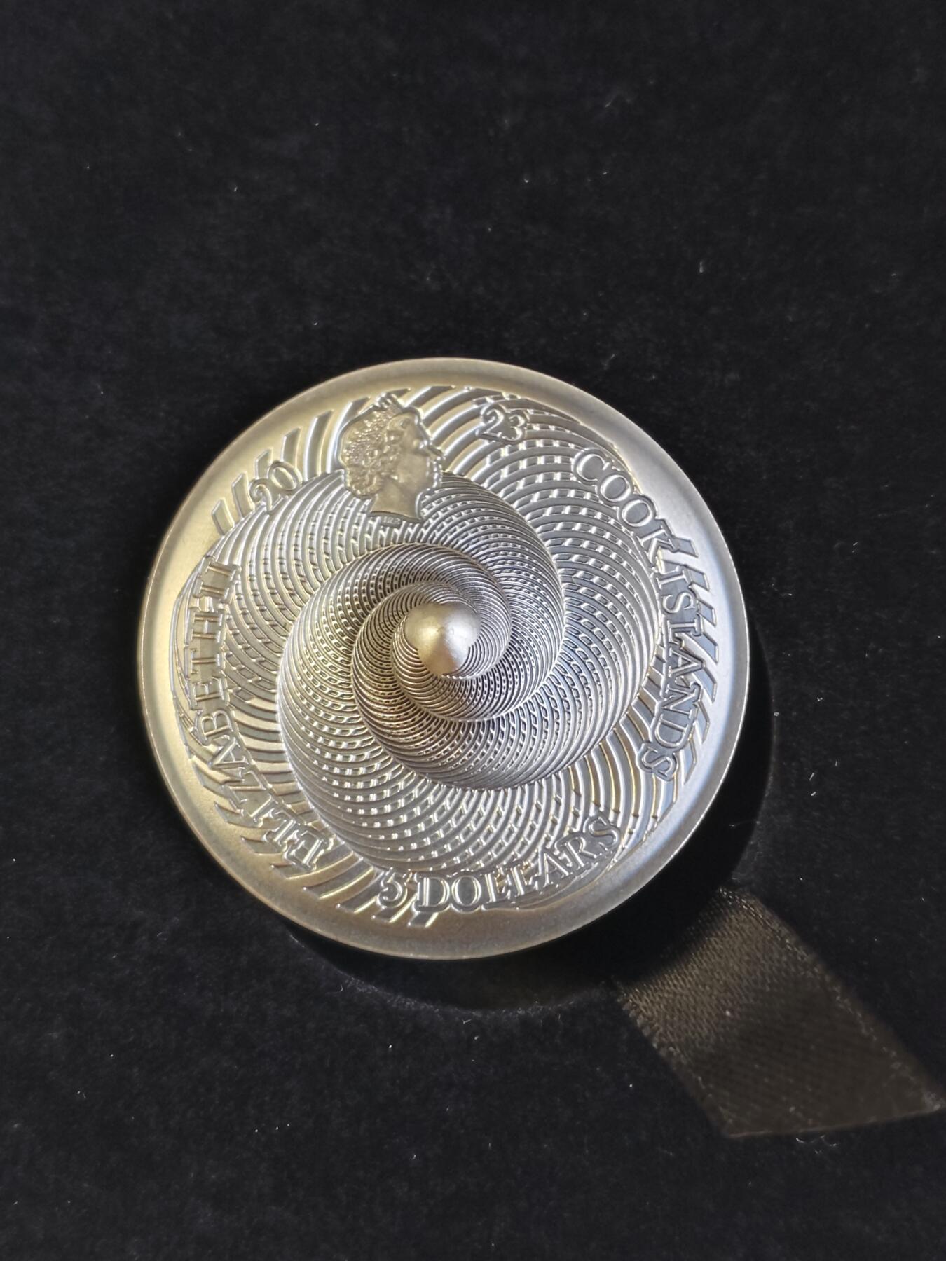 第180期拍卖【长期征集拍品】【北京币展专场】 库克2023年复制旋转陀螺1盎司3D立体仿古纪念银币，999银，发行999枚，盒子有裂痕