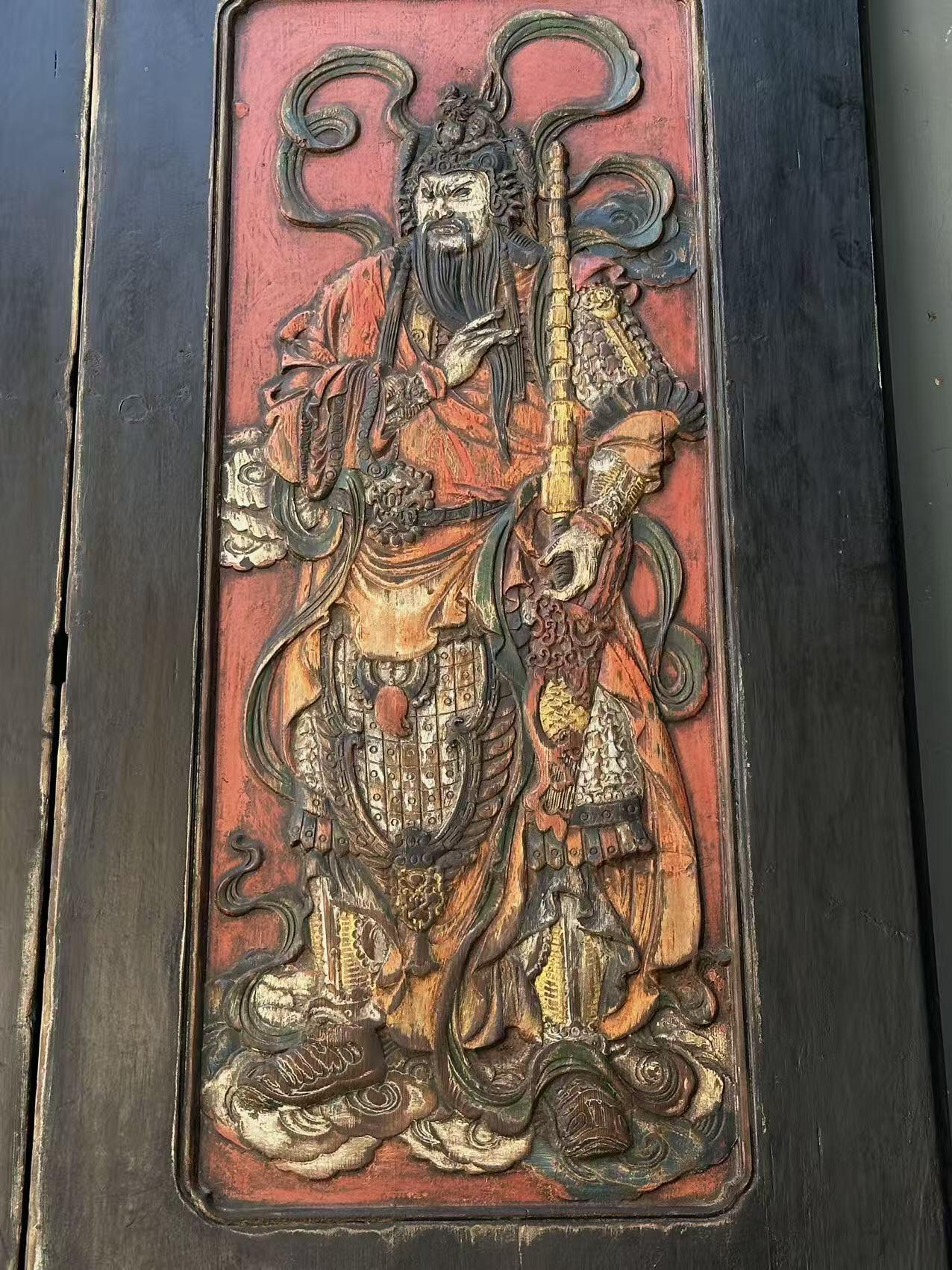 门神一对：大漆彩绘，高浮雕高224cm