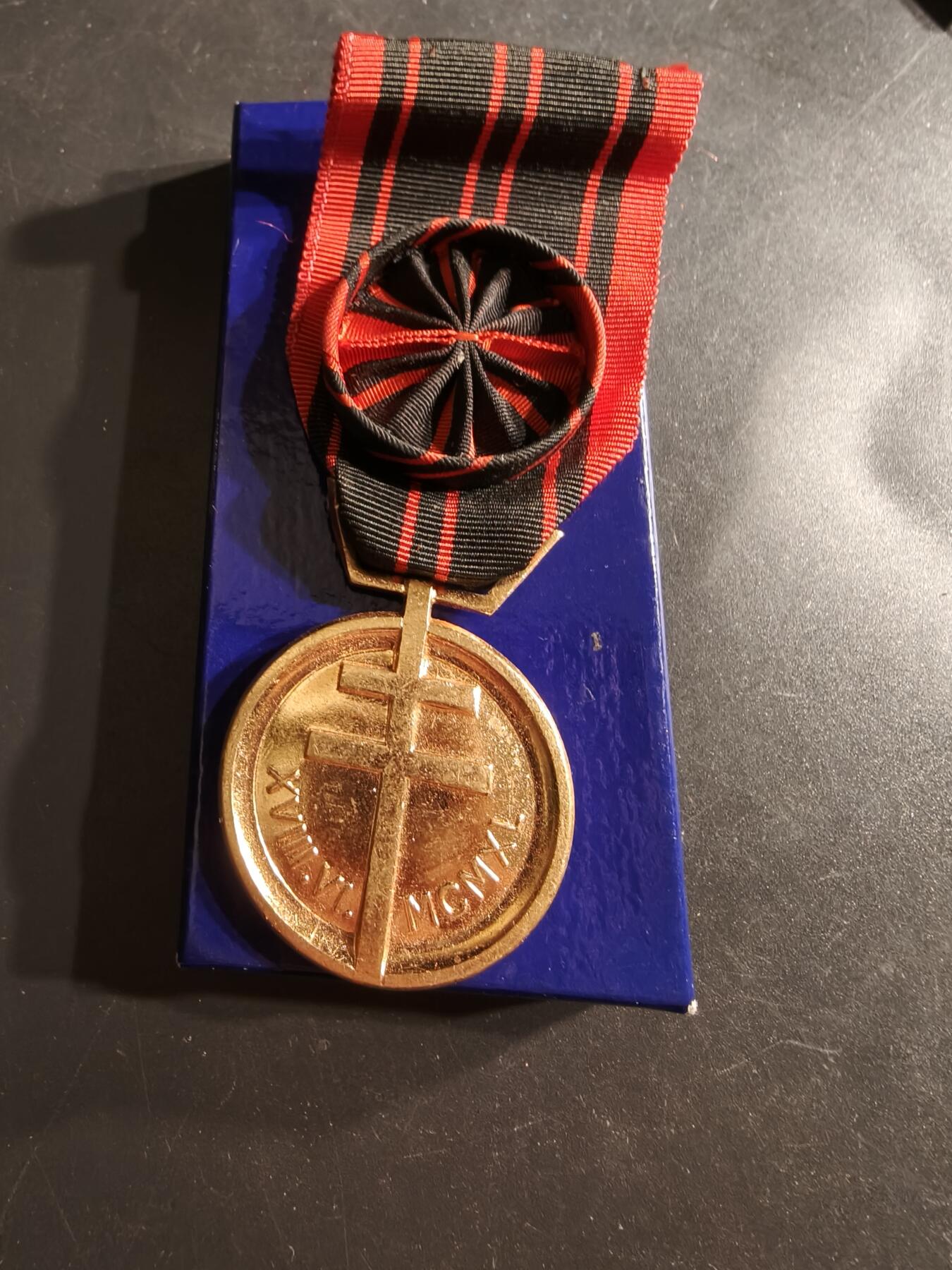 老王徽章第160期 法国金级军官级本土抵抗军纪念章     带盒子 