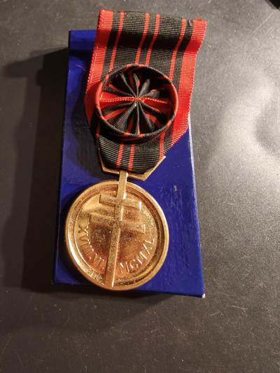 老王徽章第160期 - 法国金级军官级本土抵抗军纪念章     带盒子 