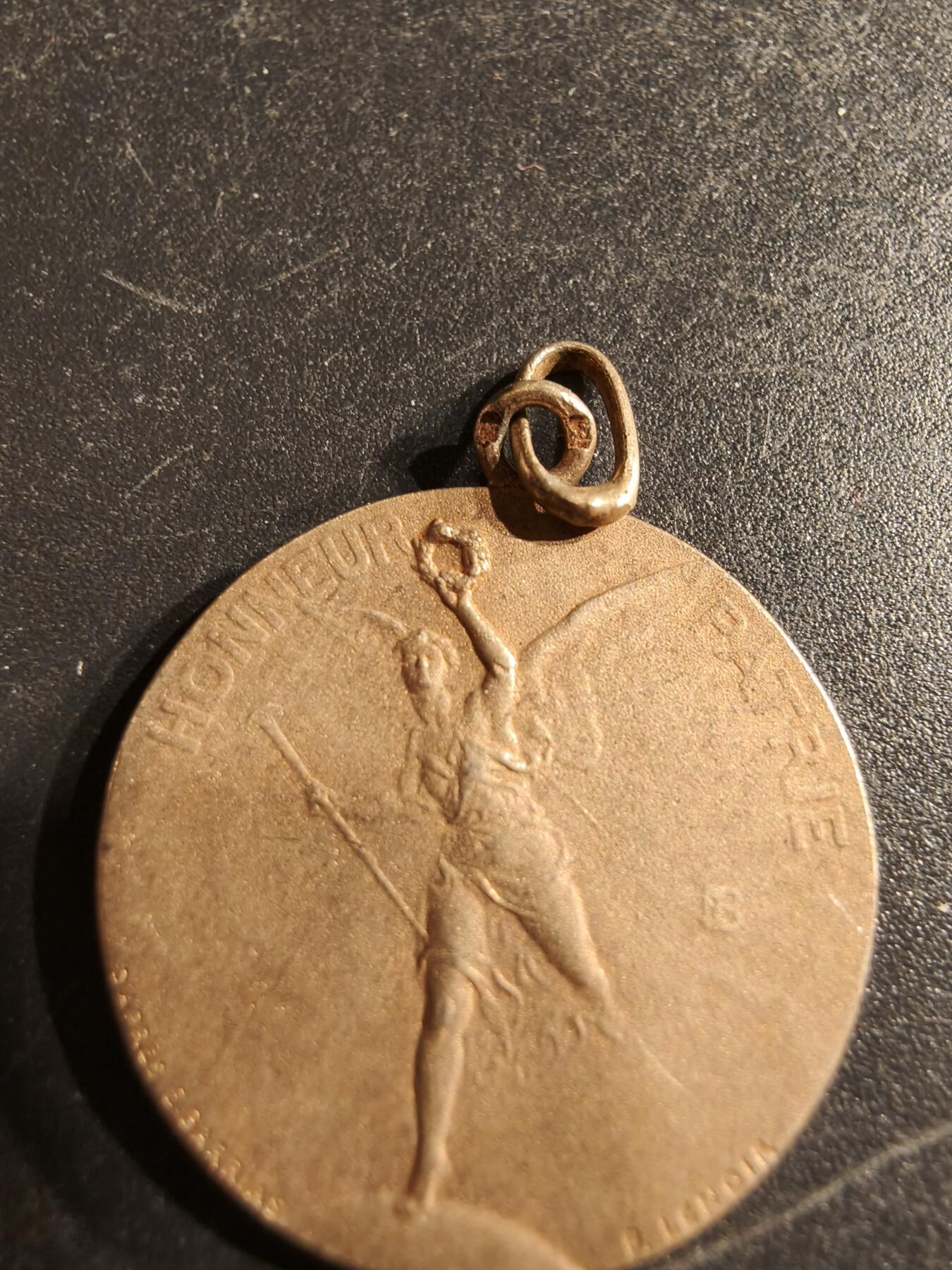 老王徽章第160期 法国射击协会纪念章     银镀金     3.6g