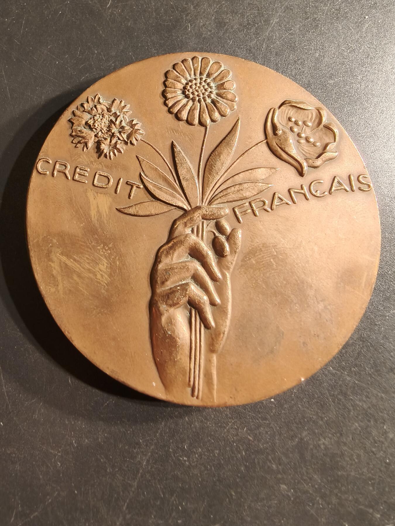 老王徽章第160期 法国巴黎信贷银行大铜章     高浮雕     直径68mm.    重量180g