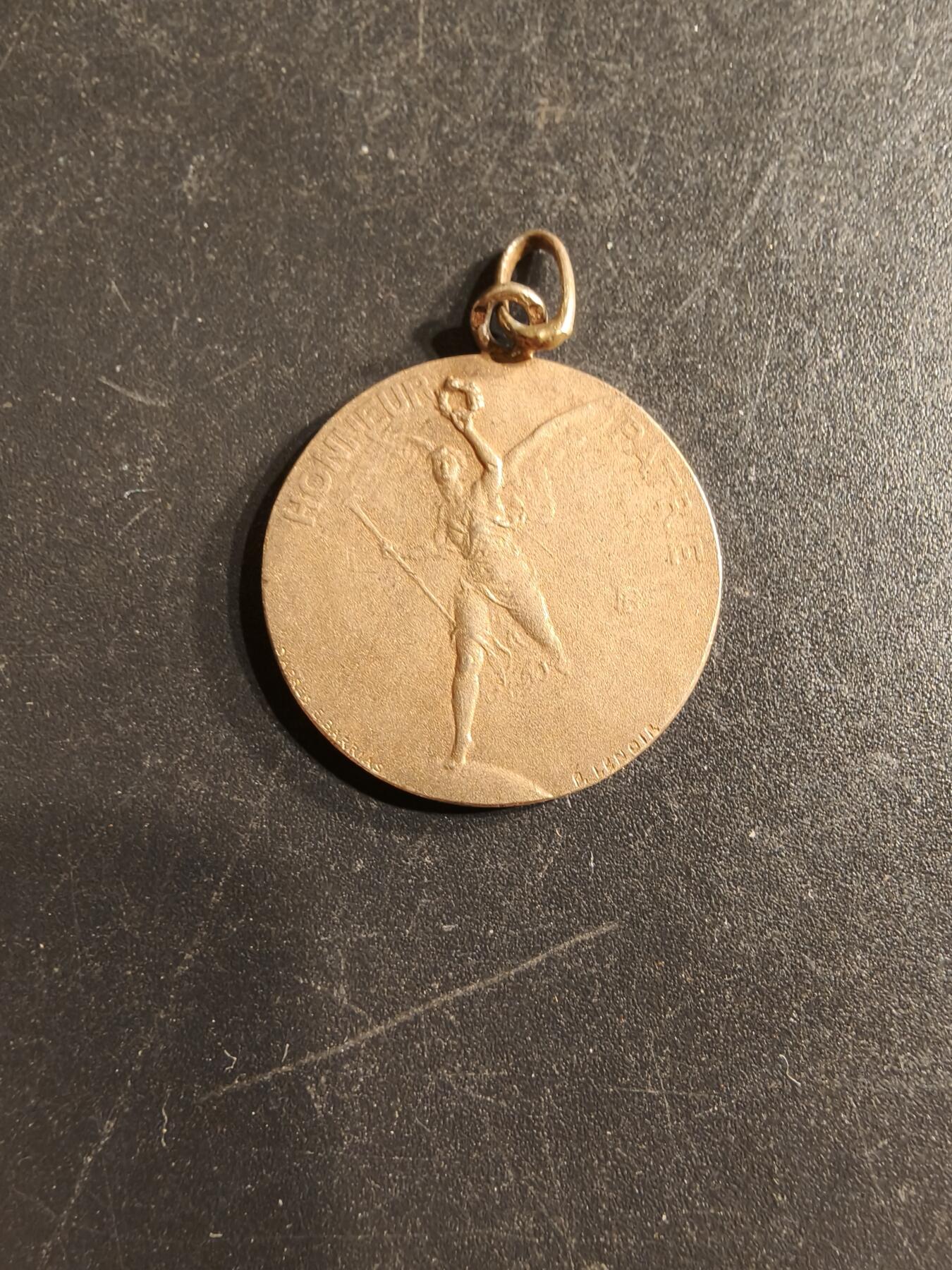 老王徽章第160期 法国射击协会纪念章     银镀金     3.6g