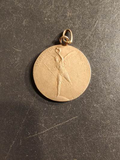 老王徽章第160期 - 法国射击协会纪念章     银镀金     3.6g