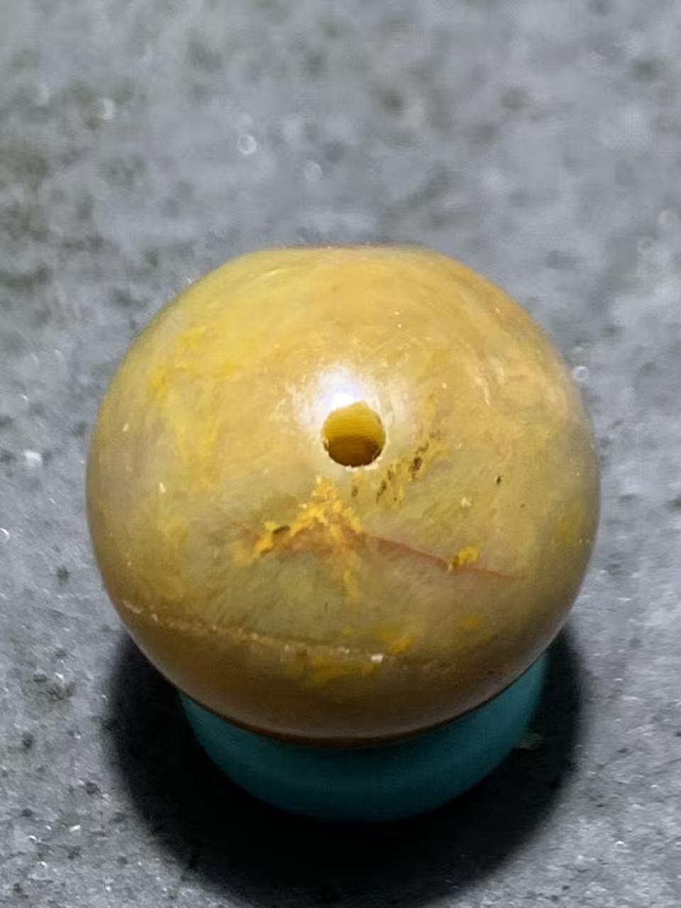 冻料草花纹战国红玛瑙通货随形圆珠一颗，