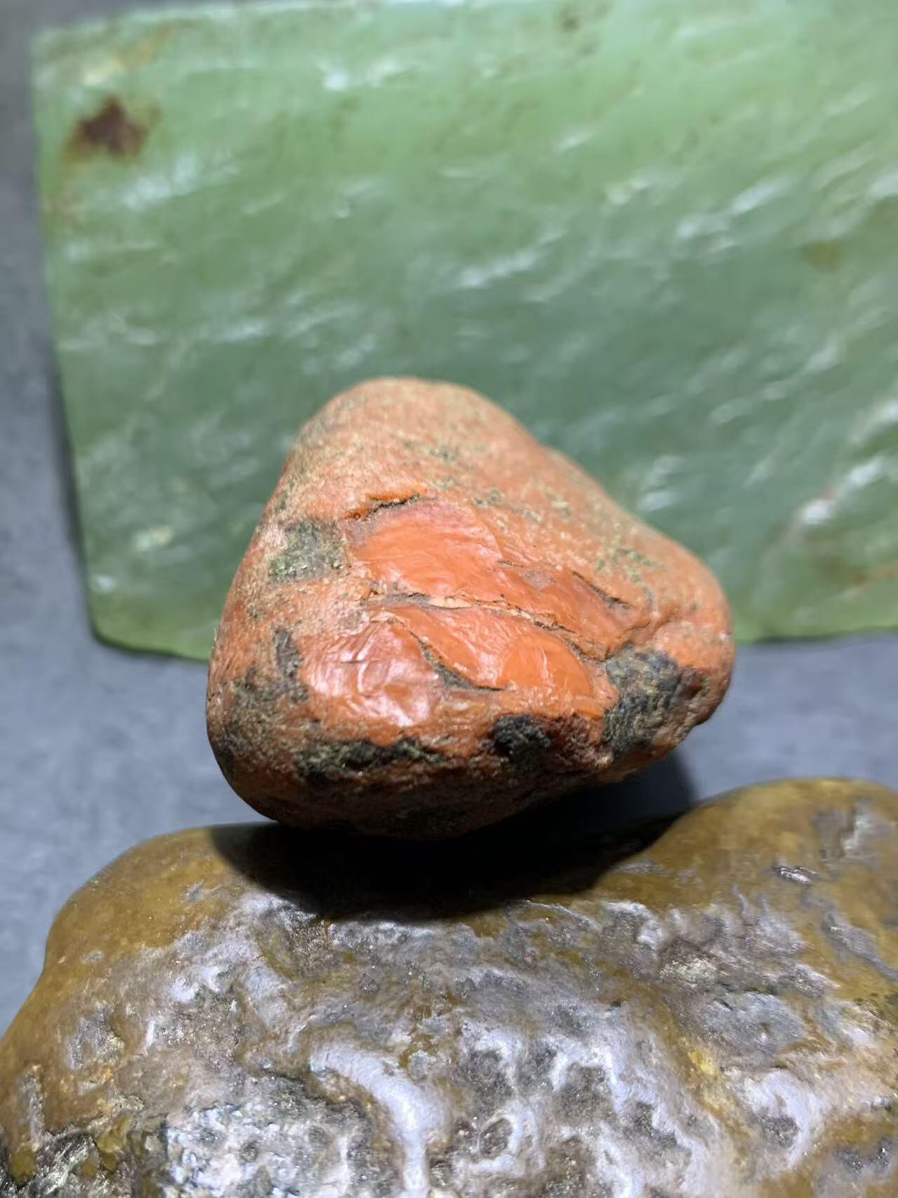 精美冰飘红皮柿子红开窗料南红玛瑙原石一颗，