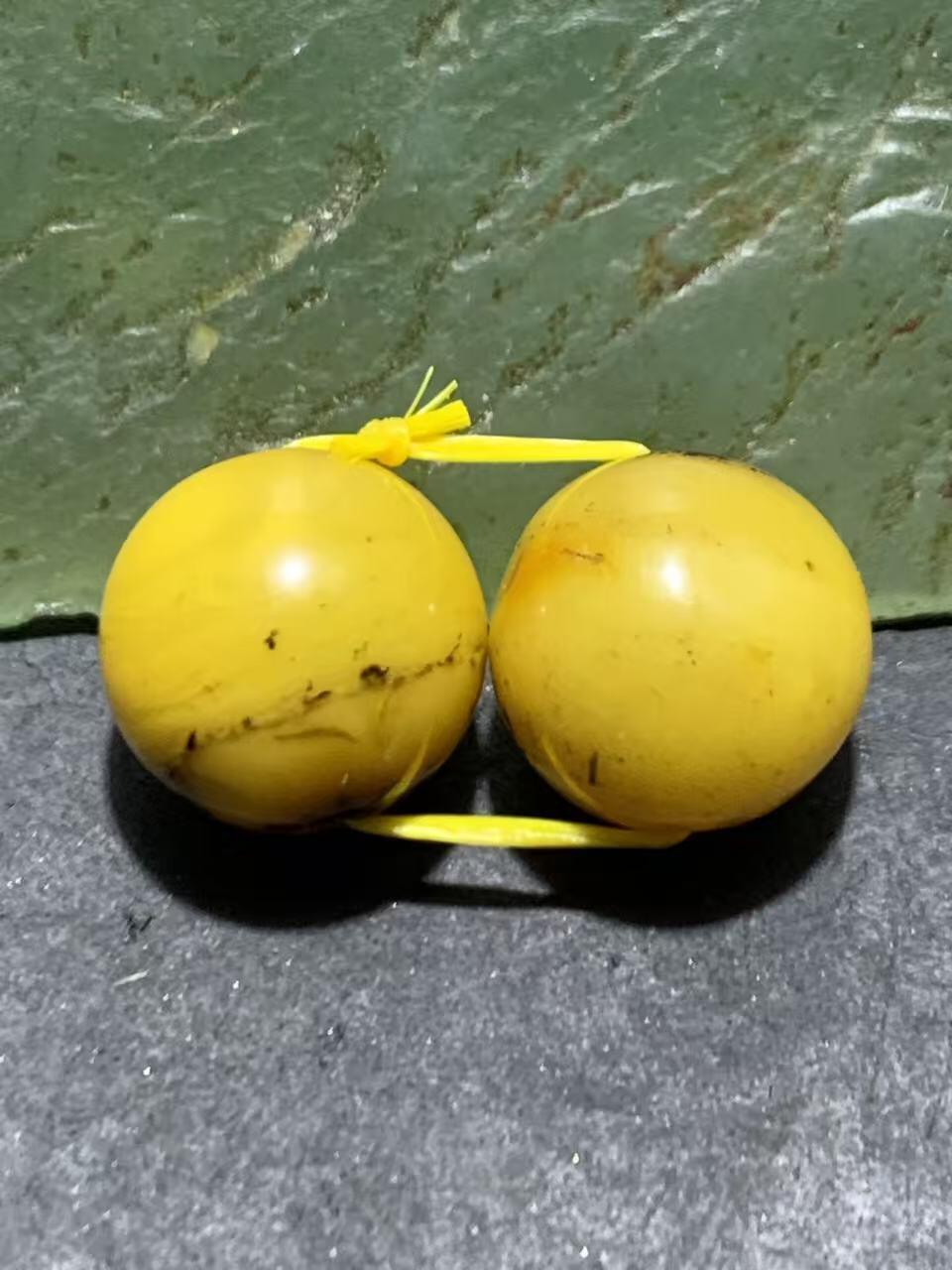 天然俄料蜜蜡通货圆珠一对