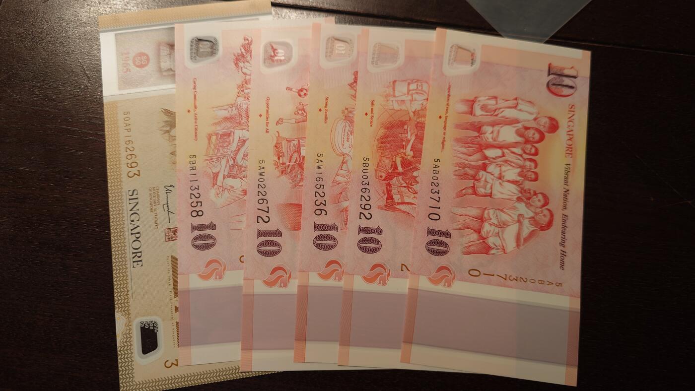 世界钱币～微拍第212期暨2025年第52期  部分库存清仓选号 2015年新加坡建国纪念钞 全新绝品无4/无47（1）（如需原装册可以中拍后私信，加25元）