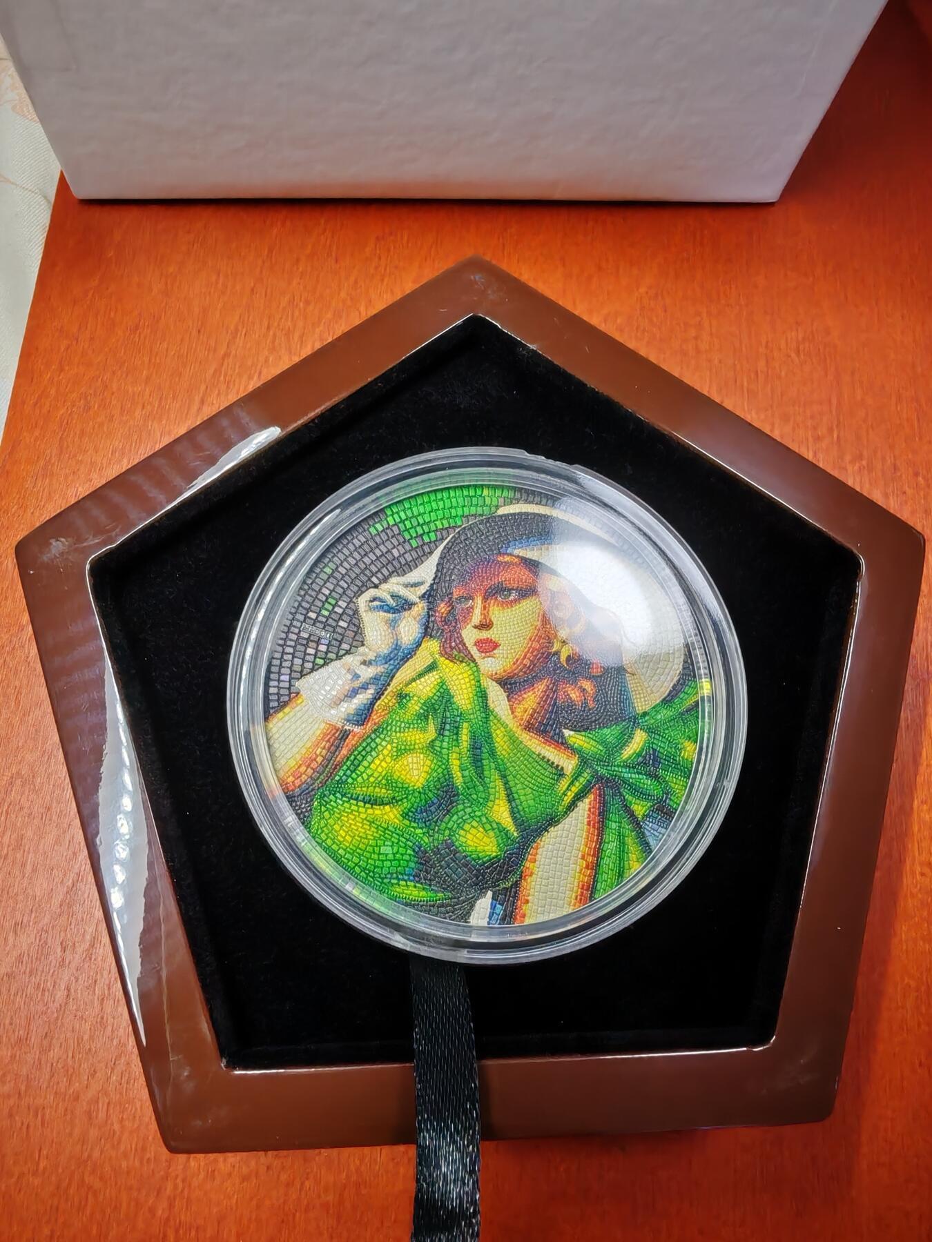 长老汇蛇年精选第六十九场拍卖  2021帕劳马赛克经典之穿绿衣的女孩20元3盎司彩色精制银币，盒证全，499枚，木盒钢琴烤漆，由8000片马赛克构图，售价在4000元左右