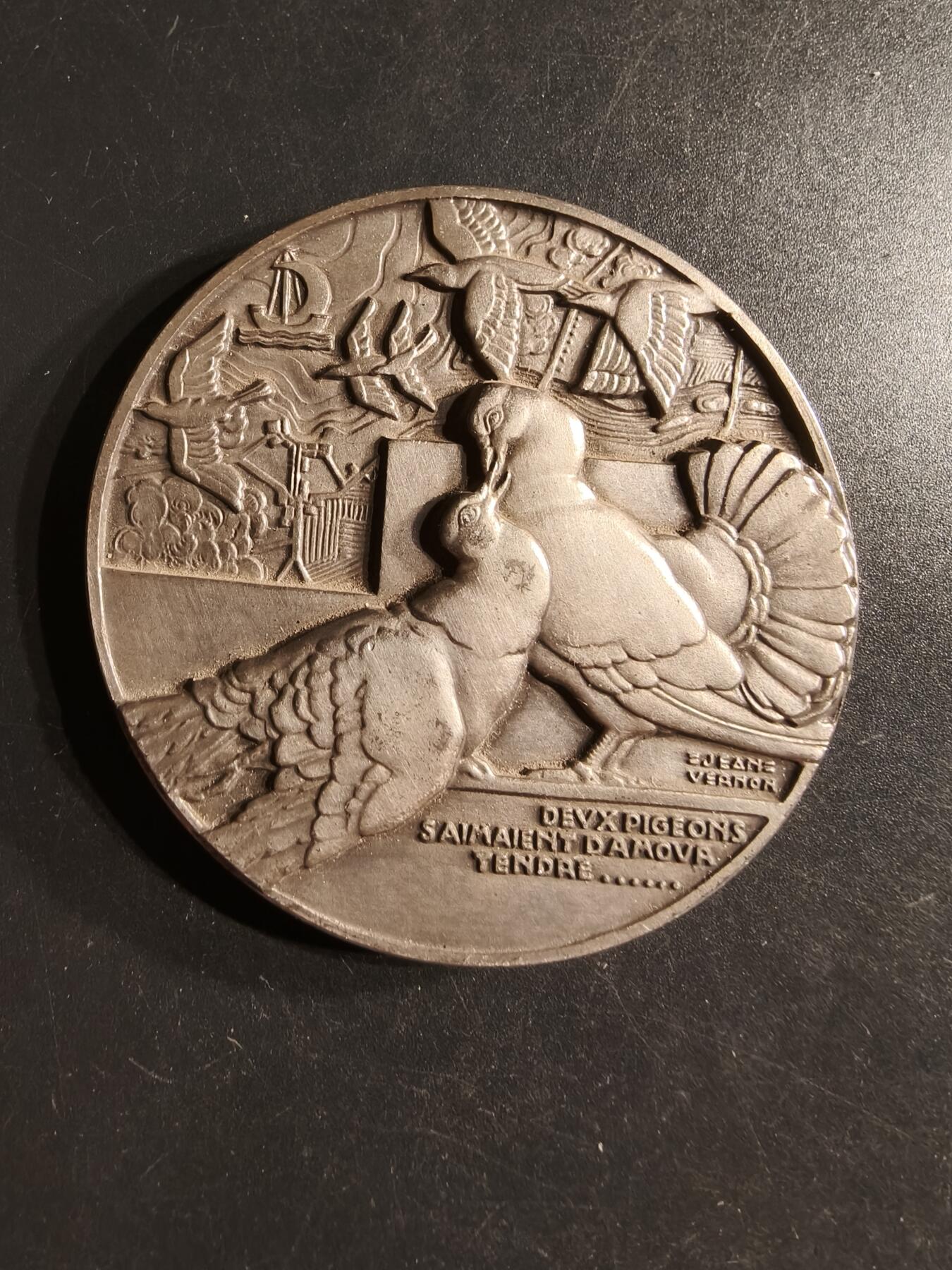 老王徽章第160期  法国“两只鸽子深情相爱”镀银大铜章     高浮雕     大师欧仁•维农作品     直径56mm.    重量105.5g
