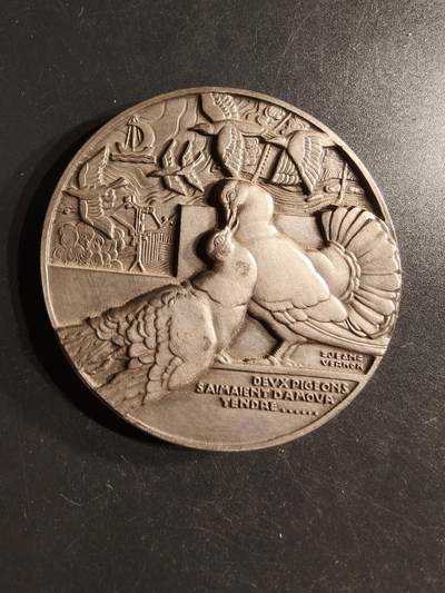 老王徽章第160期 -  法国“两只鸽子深情相爱”镀银大铜章     高浮雕     大师欧仁•维农作品     直径56mm.    重量105.5g