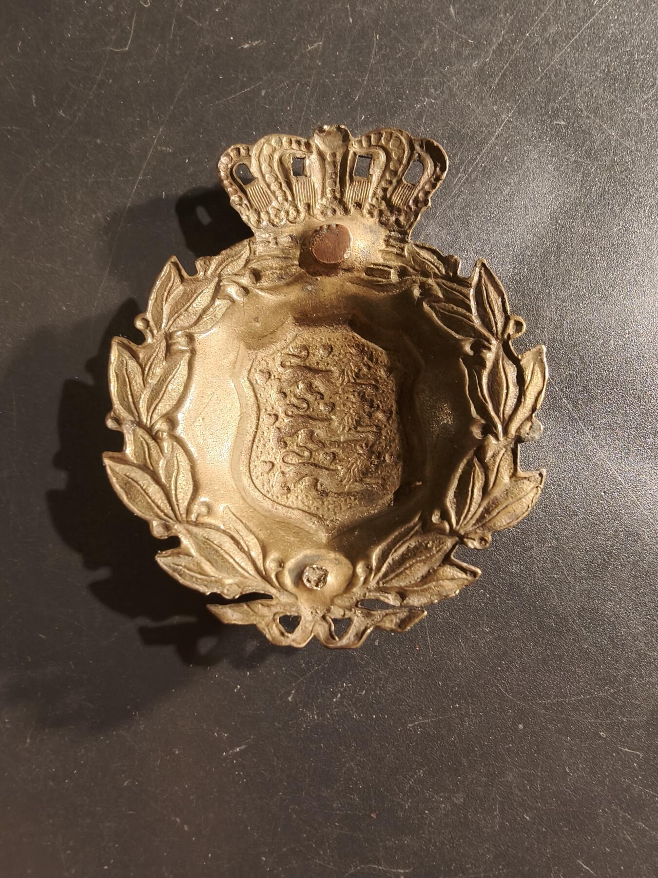 老王徽章第160期 丹麦陆军二战M23头盔帽徽