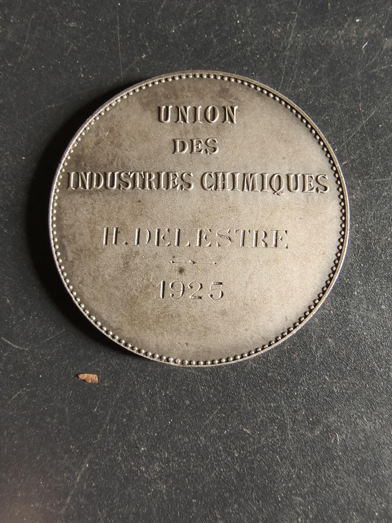 老王徽章第160期  法国化学工业联合会大银章     950银    带盒子     直径36mm.   重量21.6g