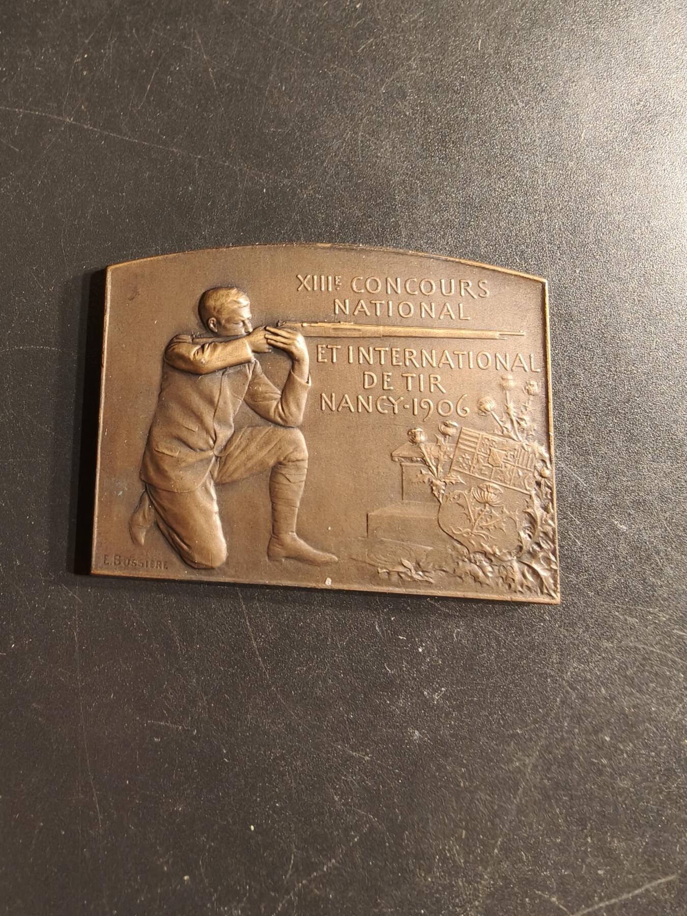 老王徽章第160期 法国南希1906年射击竞赛方形大铜章      尺寸50×38mm.   重量33.6g.     