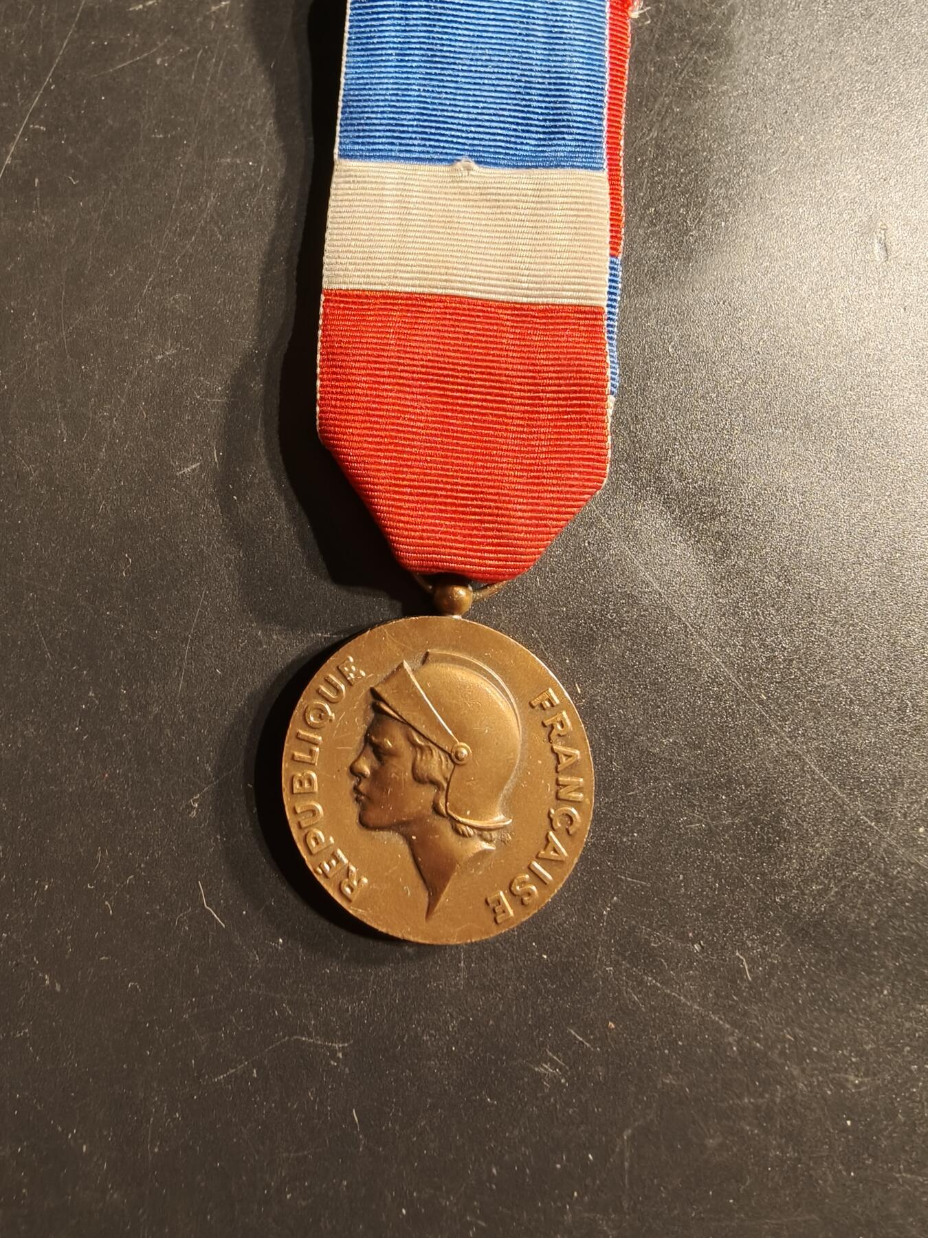 老王徽章第160期  法国铜级国防部劳工奖章    1984年实发