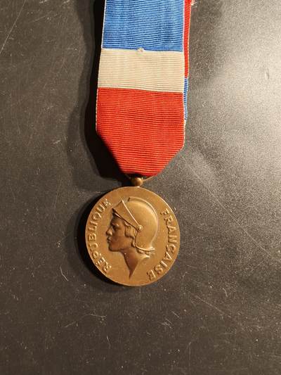 老王徽章第160期 -  法国铜级国防部劳工奖章    1984年实发