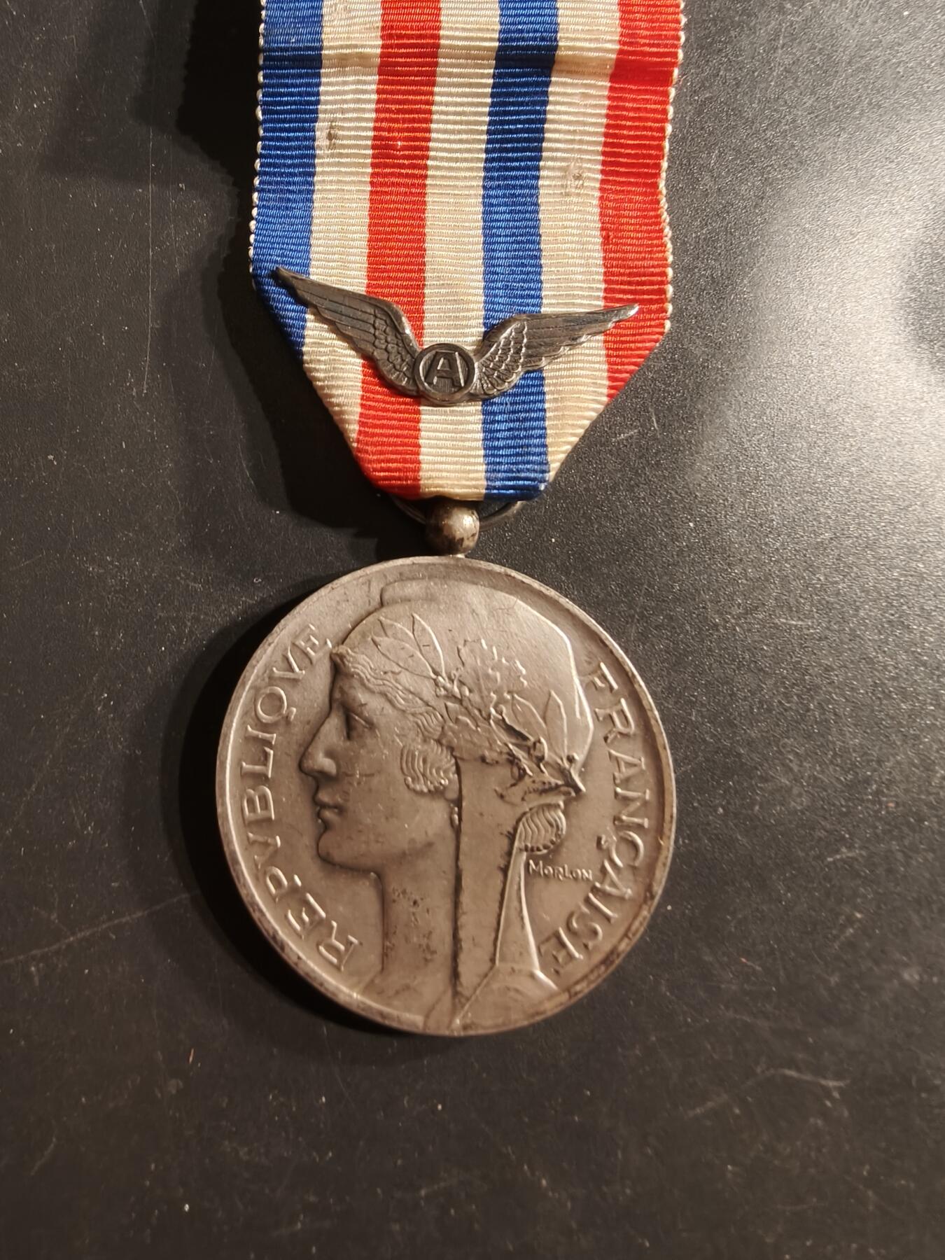 老王徽章第160期 法国银级航空荣誉发展奖章     带空军勋饰      1974年授予     950银     26.4g