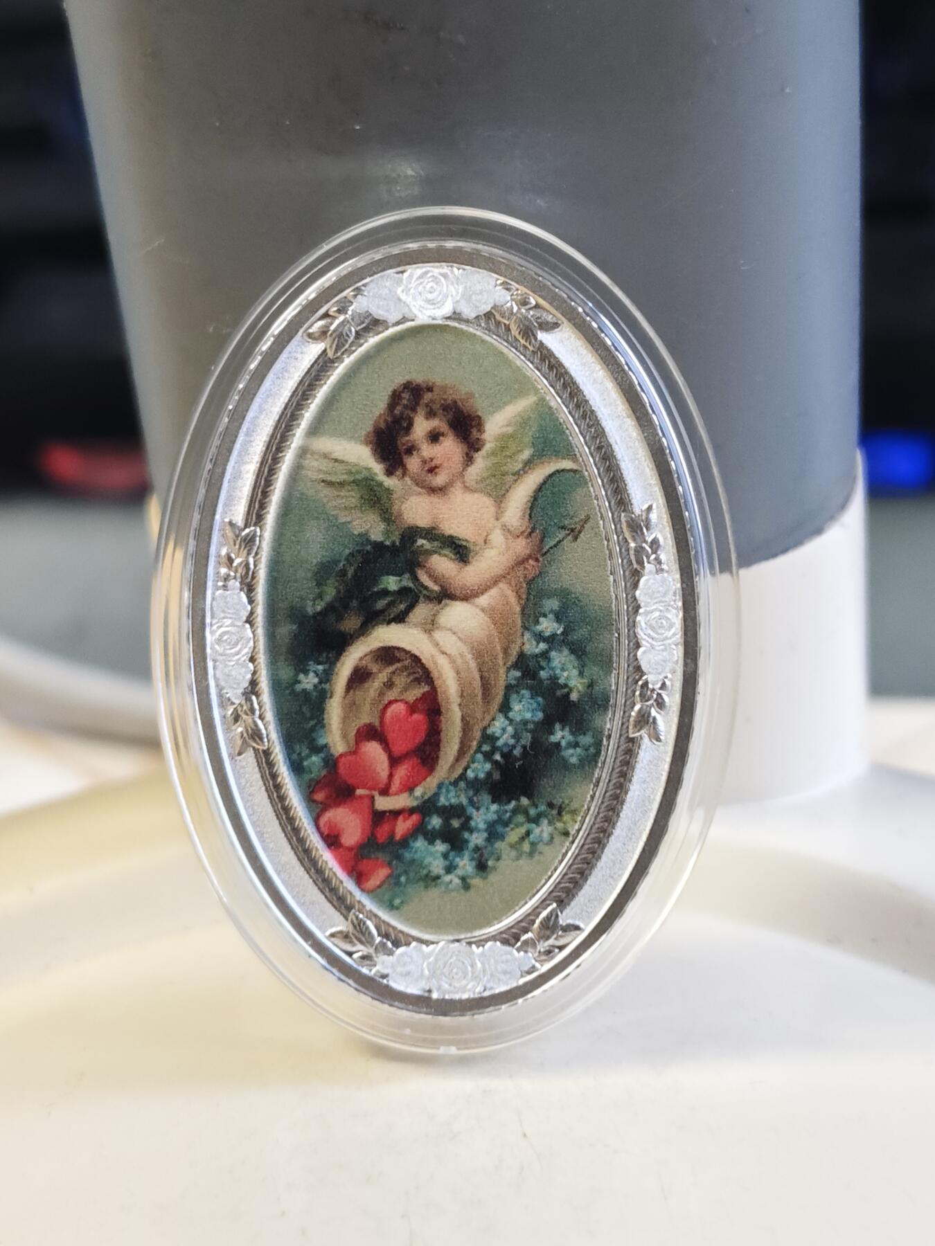 第180期拍卖【长期征集拍品】【北京币展专场】 喀麦隆2020年爱之天使彩印椭圆形精制纪念银币，999银，10克，发行999枚