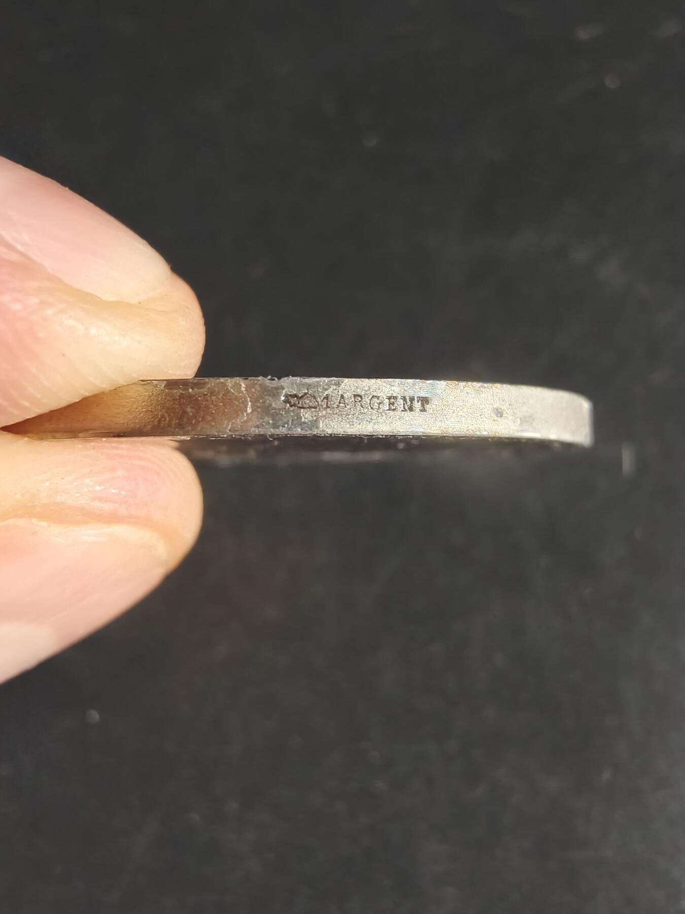 老王徽章第160期  法国农业协会大银章    带盒子     直径38mm.   重量28.7g.    950银