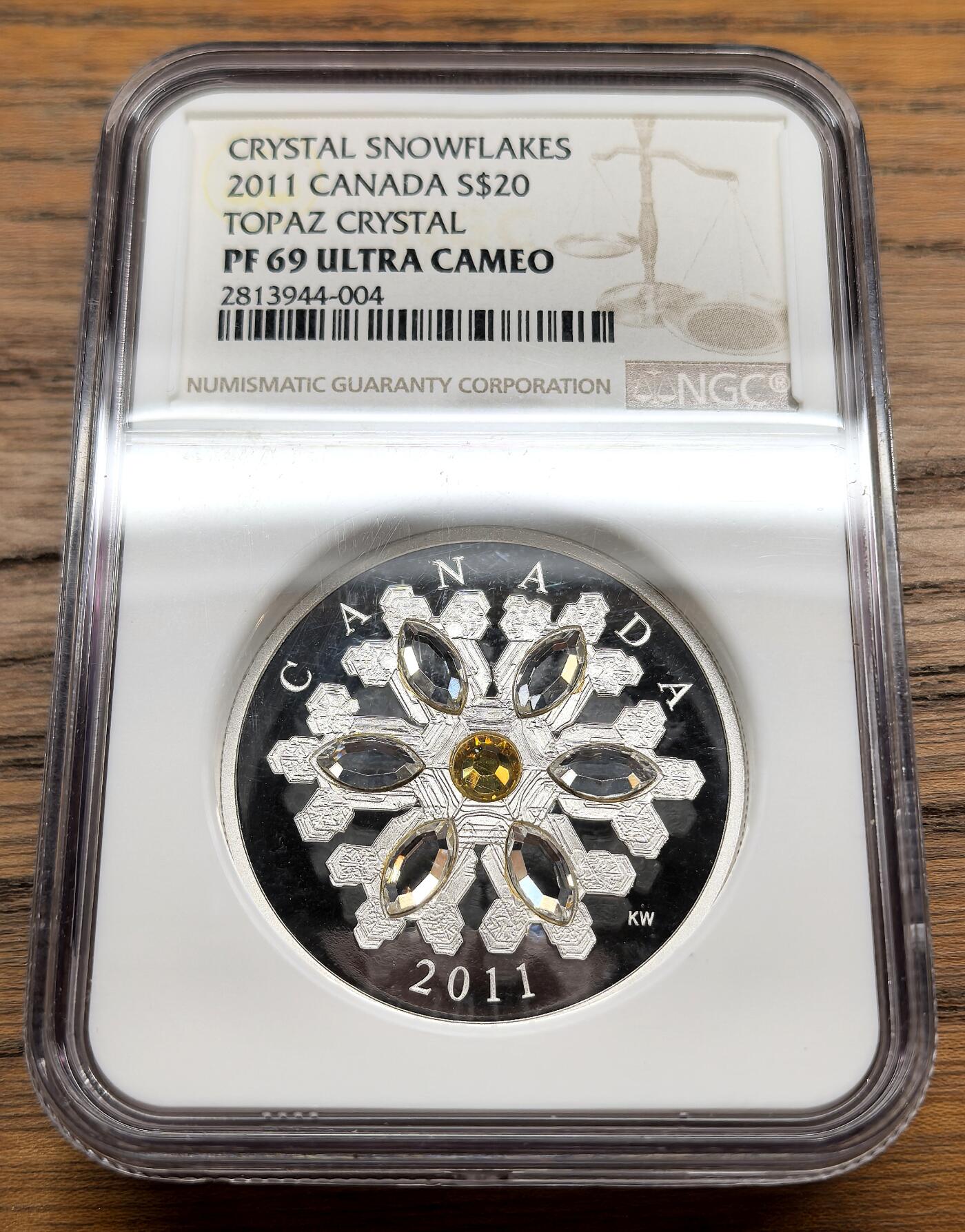 凡希社世界钱币微拍第三百十三期 2011加拿大五彩水晶石镶嵌雪花20元大银NGC-PF69UC，工艺极为精美，很吸睛的设计。