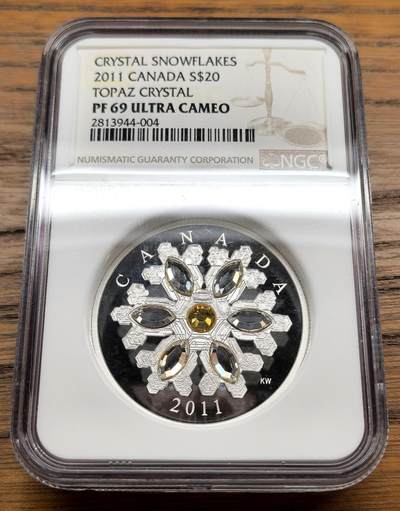 凡希社世界钱币微拍第三百十三期 - 2011加拿大五彩水晶石镶嵌雪花20元大银NGC-PF69UC，工艺极为精美，很吸睛的设计。