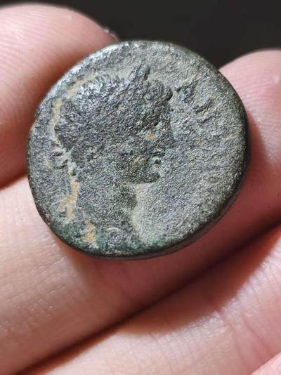 星盘世界钱币十一月五日古典币专场 - "古罗马帝国 卡帕多西亚 凯撒利亚城 塞维鲁・亚历山大（公元 222-235 年在位，塞维鲁王朝末代君主，以温和统治与重视民生著称）行省铜币 正面为皇帝带着桂冠的侧像，希腊语铭文 “AV K CЄOV AΛЄΞΑΝΔ”，意为：“皇帝塞维鲁・亚历山大”